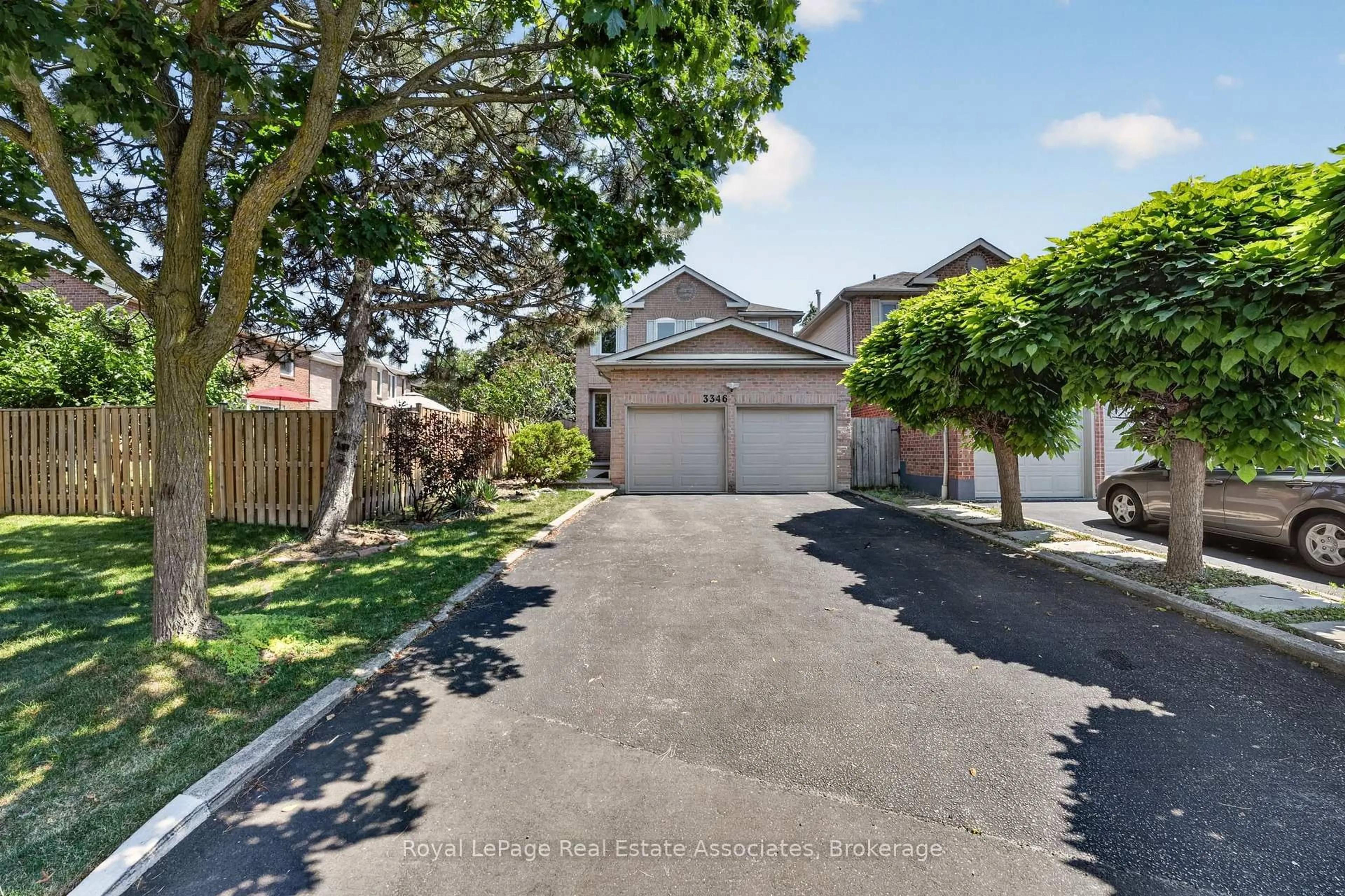 A pic from outside/outdoor area/front of a property/back of a property/a pic from drone, street for 3346 Chartrand Cres, Mississauga Ontario L5L 4C5