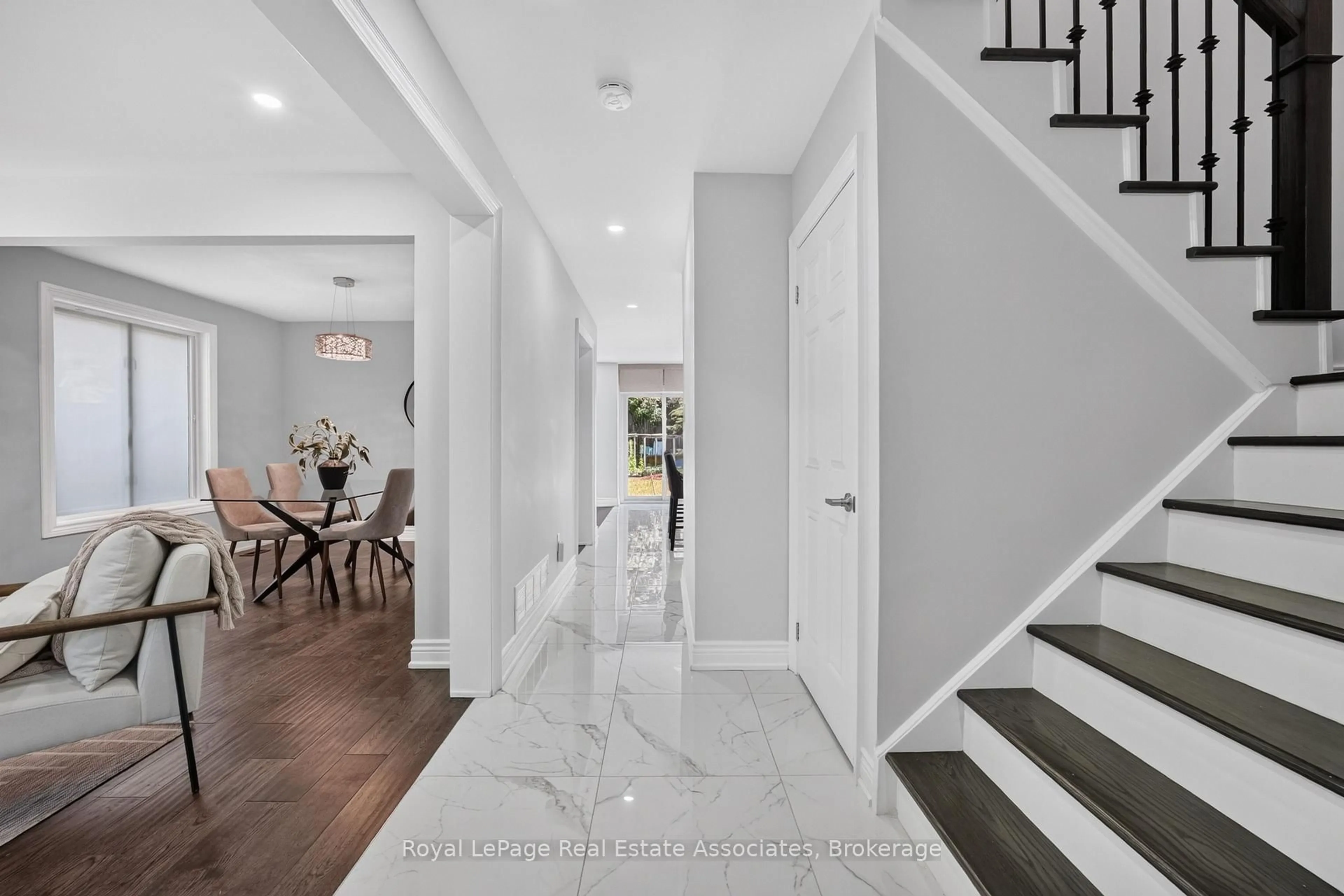 Indoor entryway for 3346 Chartrand Cres, Mississauga Ontario L5L 4C5