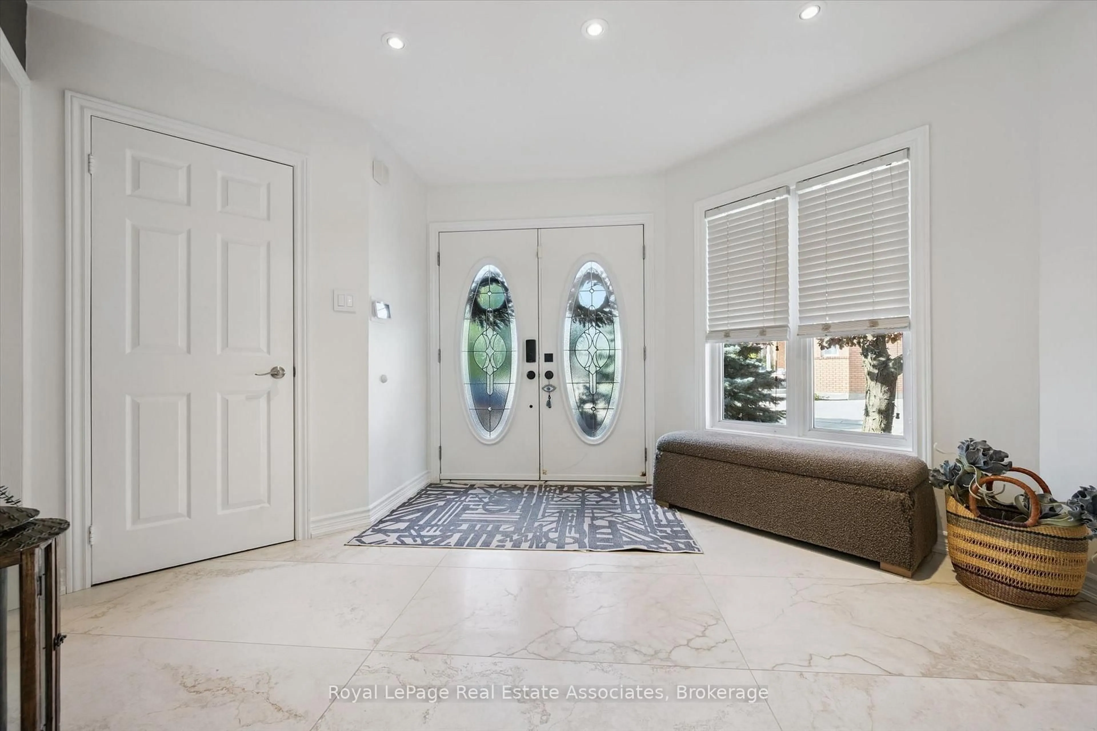 Indoor entryway for 3344 Trelawny Circ, Mississauga Ontario L5N 6N5