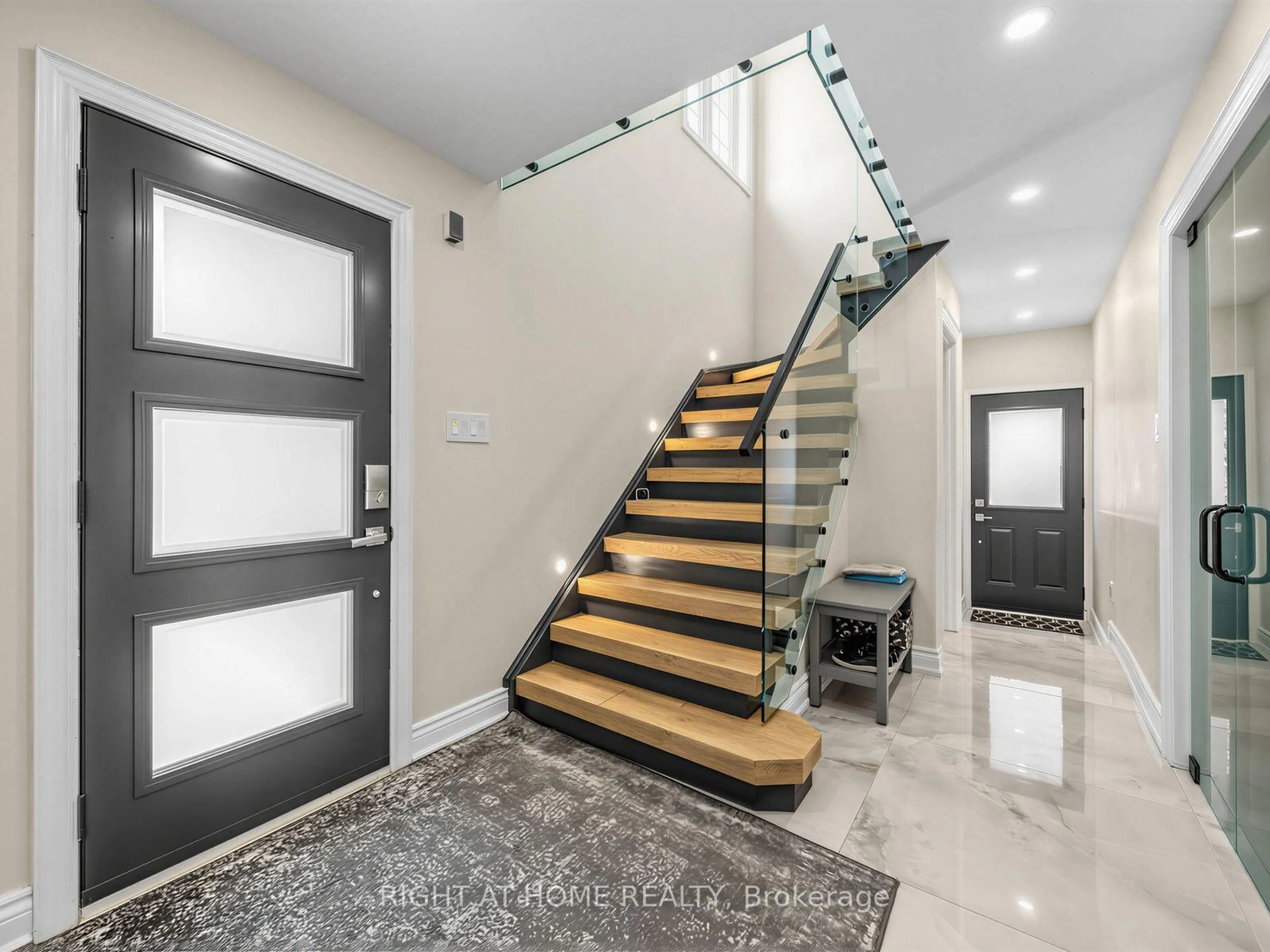 Indoor foyer for 4236 Credit Pointe Dr, Mississauga Ontario L5M 3K2