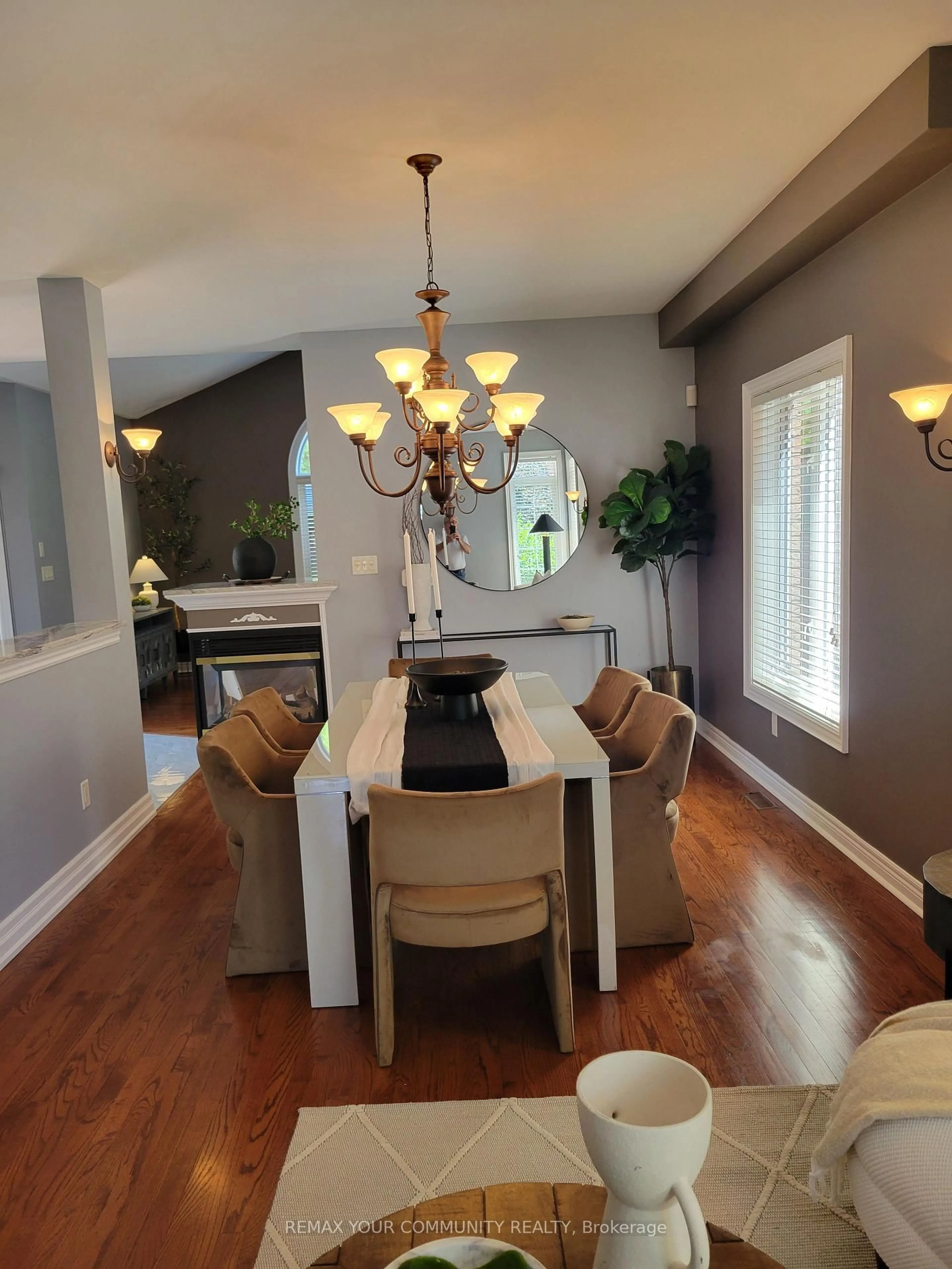 Dining room, wood/laminate floor for 88 Castelli Crt, Caledon Ontario L7E 2T8