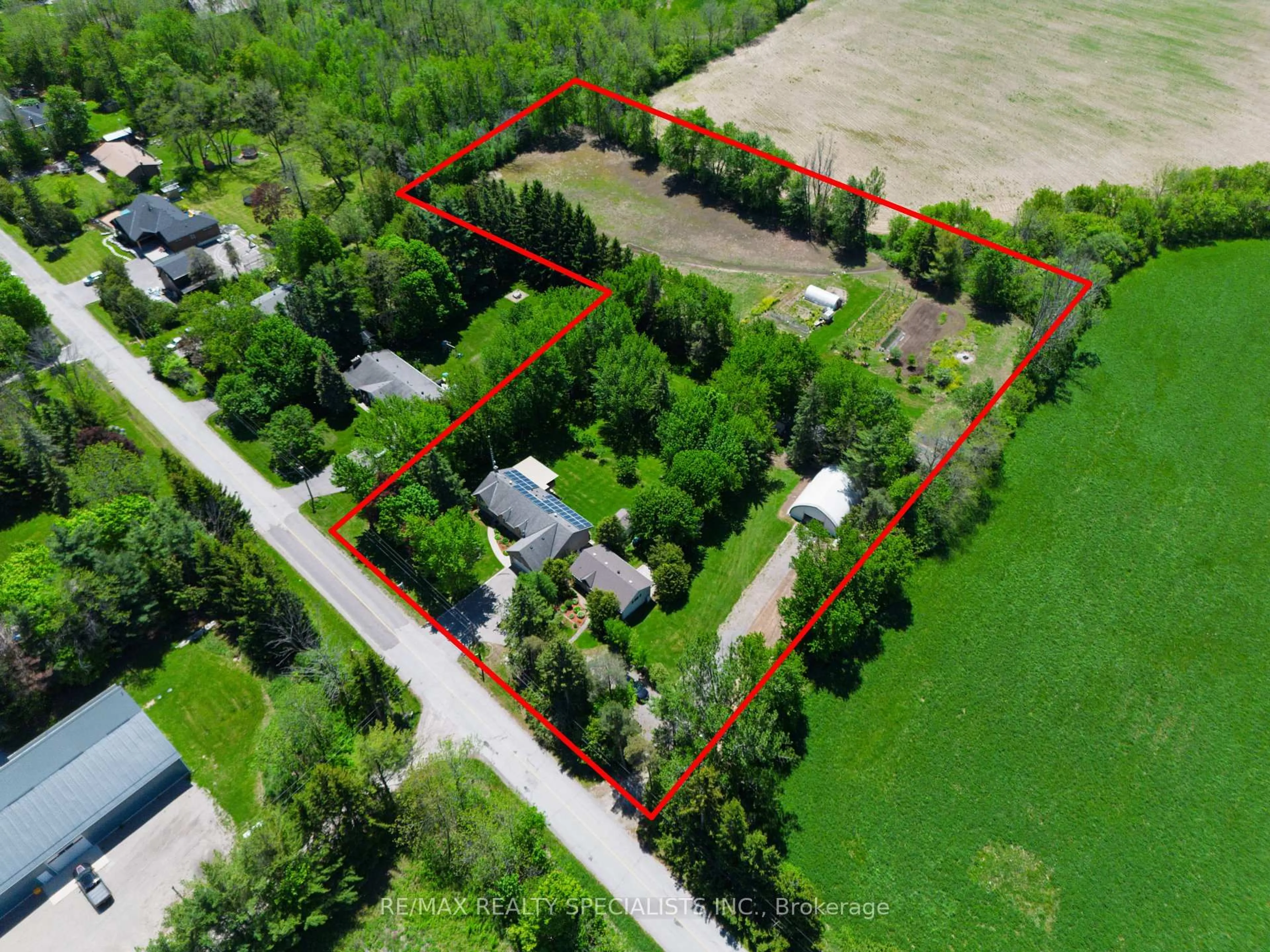 A pic from outside/outdoor area/front of a property/back of a property/a pic from drone, street for 10642 Sixth Line, Halton Hills Ontario L7G 4S6