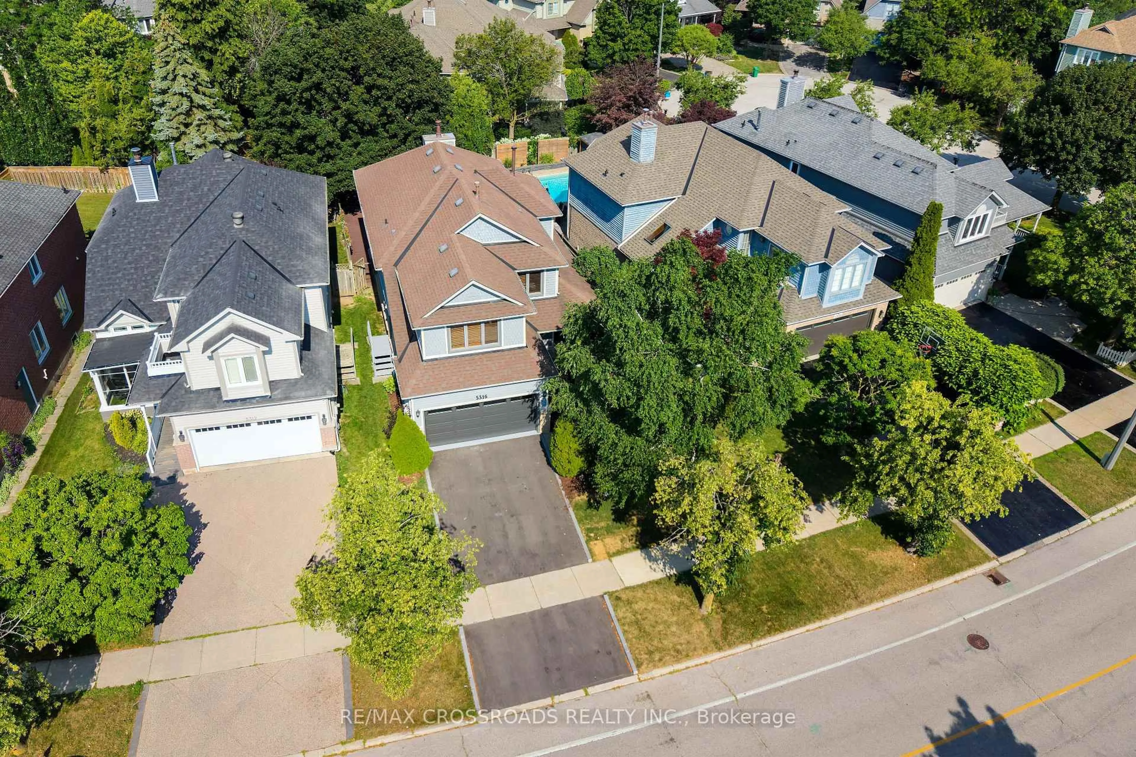 A pic from outside/outdoor area/front of a property/back of a property/a pic from drone, street for 5316 Middlebury Dr, Mississauga Ontario L5M 5E6