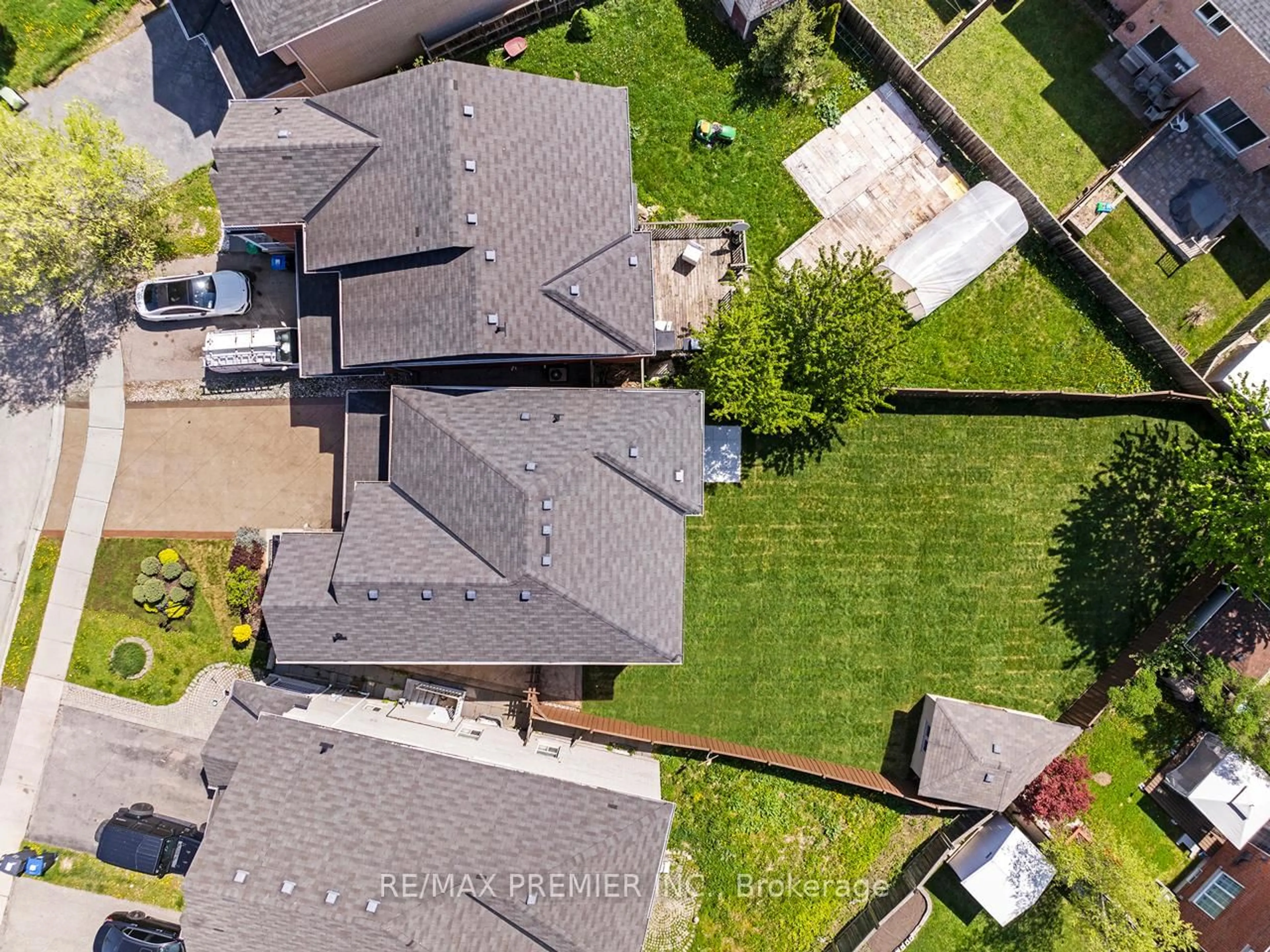 A pic from outside/outdoor area/front of a property/back of a property/a pic from drone, street for 6 Lockburn Cres, Brampton Ontario L7A 3W7