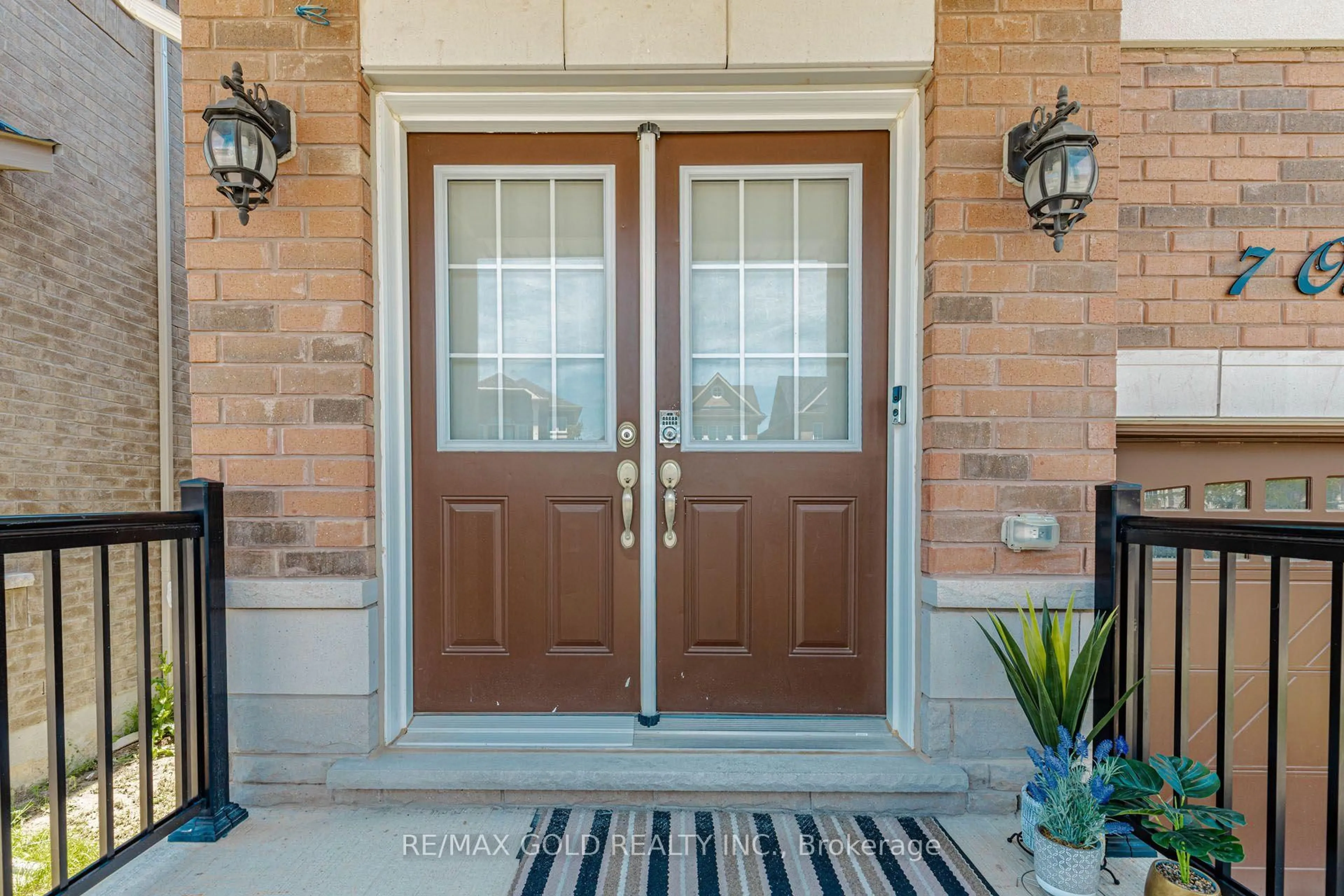 Indoor entryway for 7 Overstone Rd, Halton Hills Ontario L7G 0N5