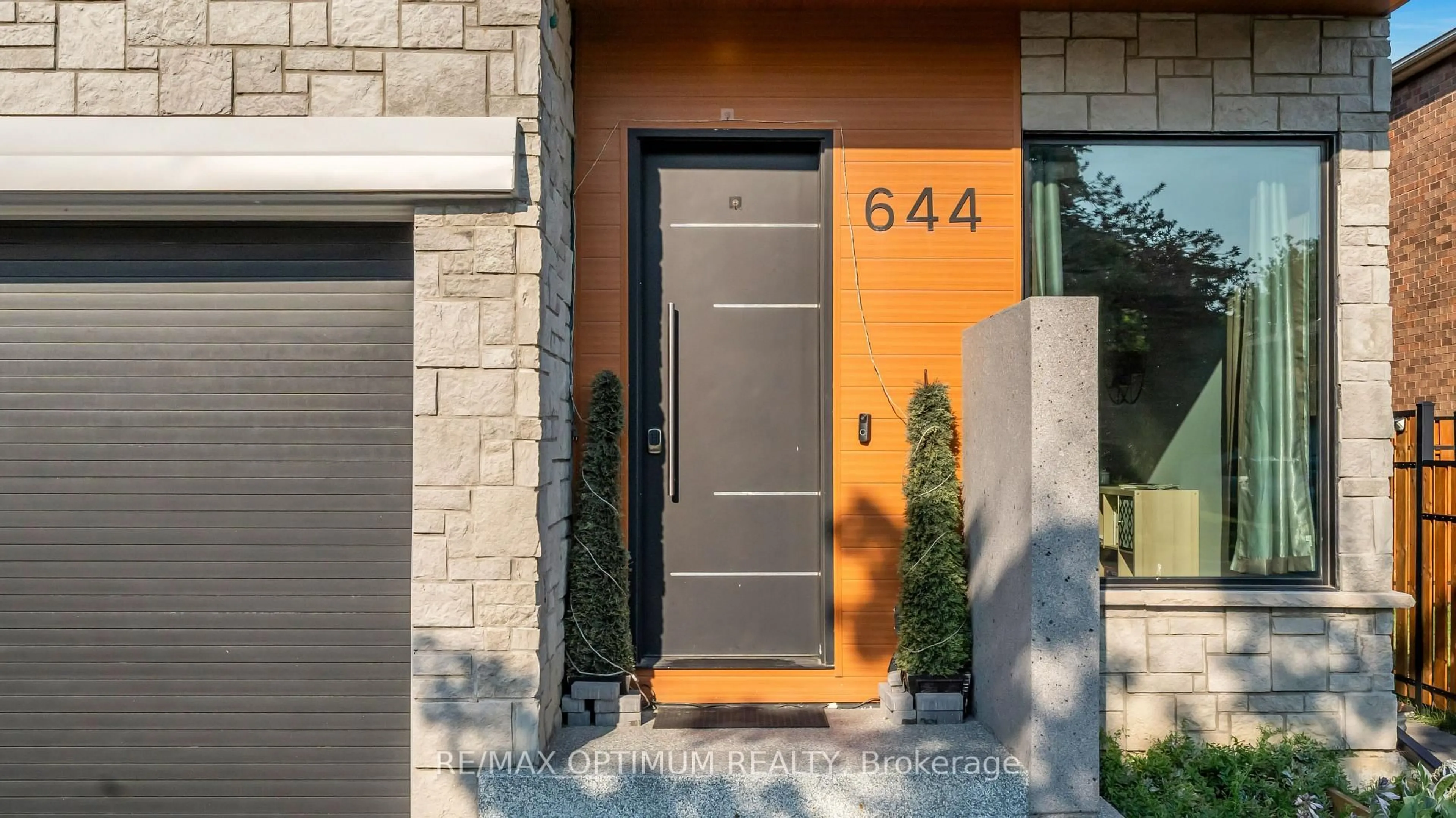 Indoor entryway for 644 Roselaire Tr, Mississauga Ontario L5R 3C5