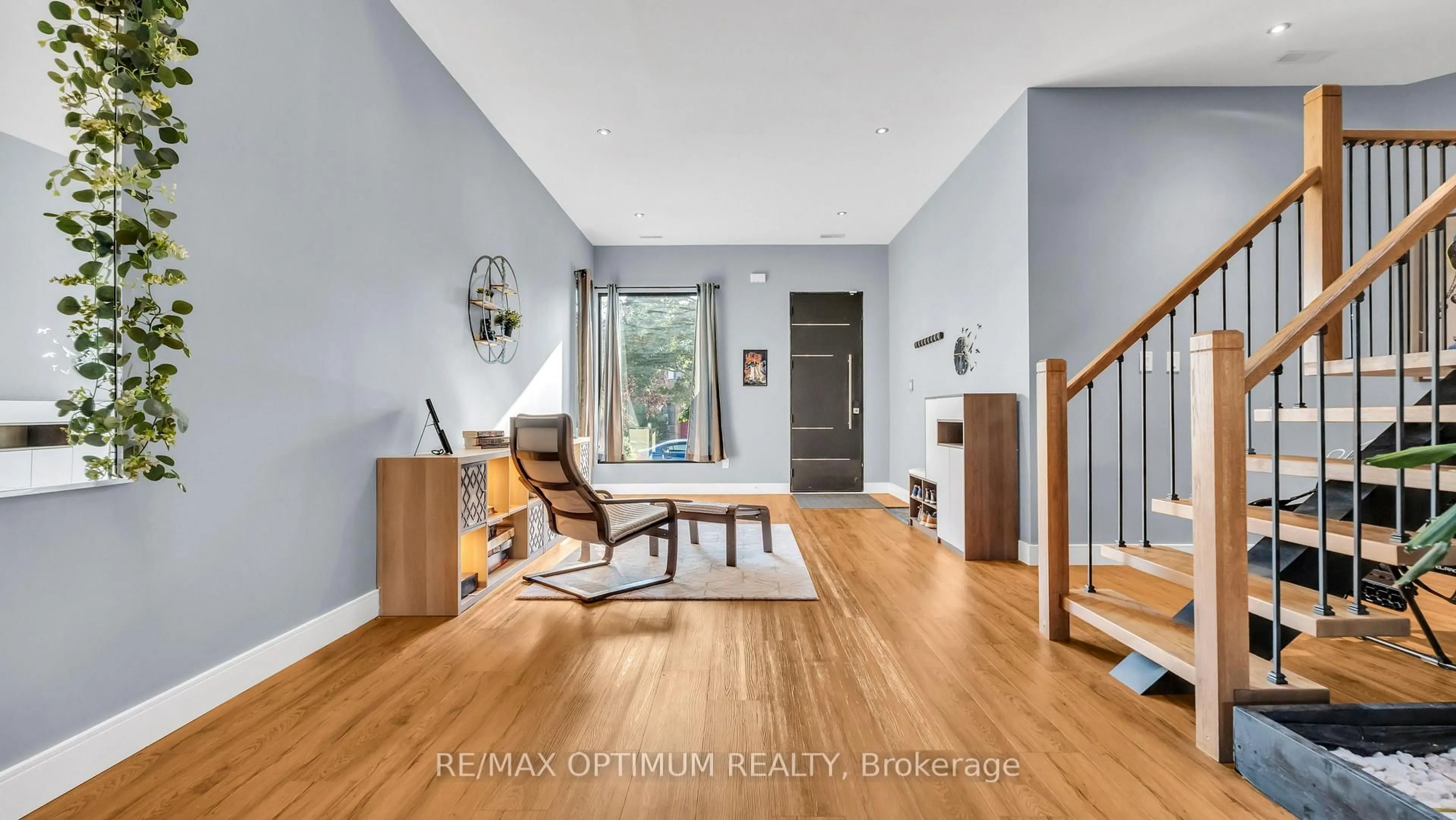 Indoor entryway for 644 Roselaire Tr, Mississauga Ontario L5R 3C5