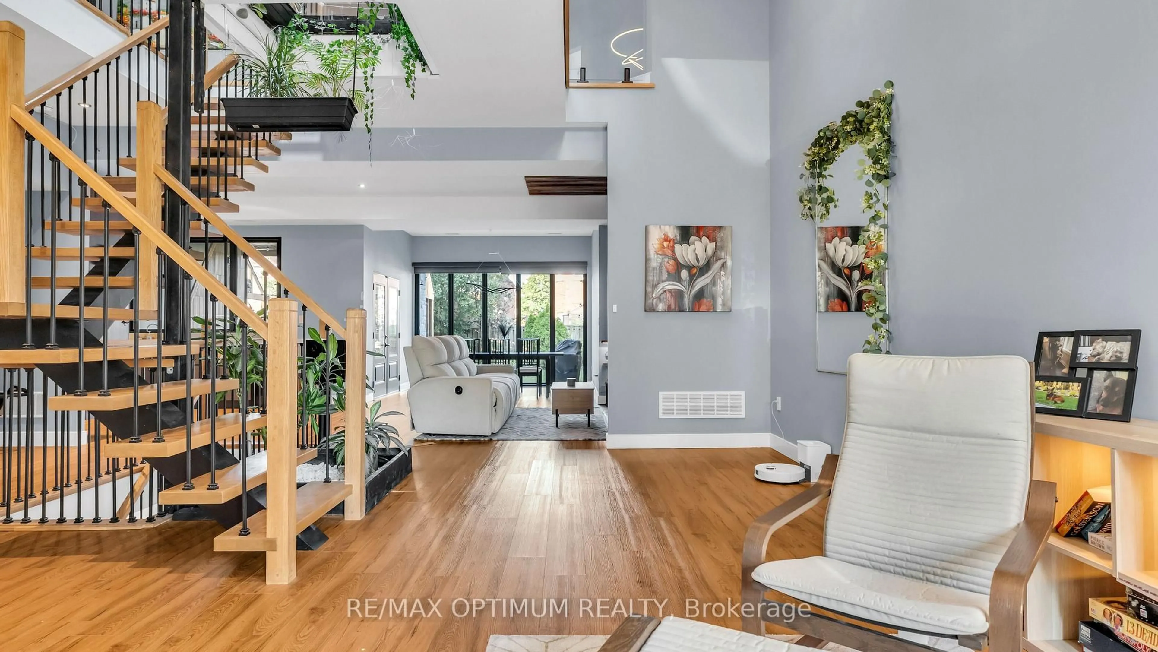 Indoor entryway for 644 Roselaire Tr, Mississauga Ontario L5R 3C5