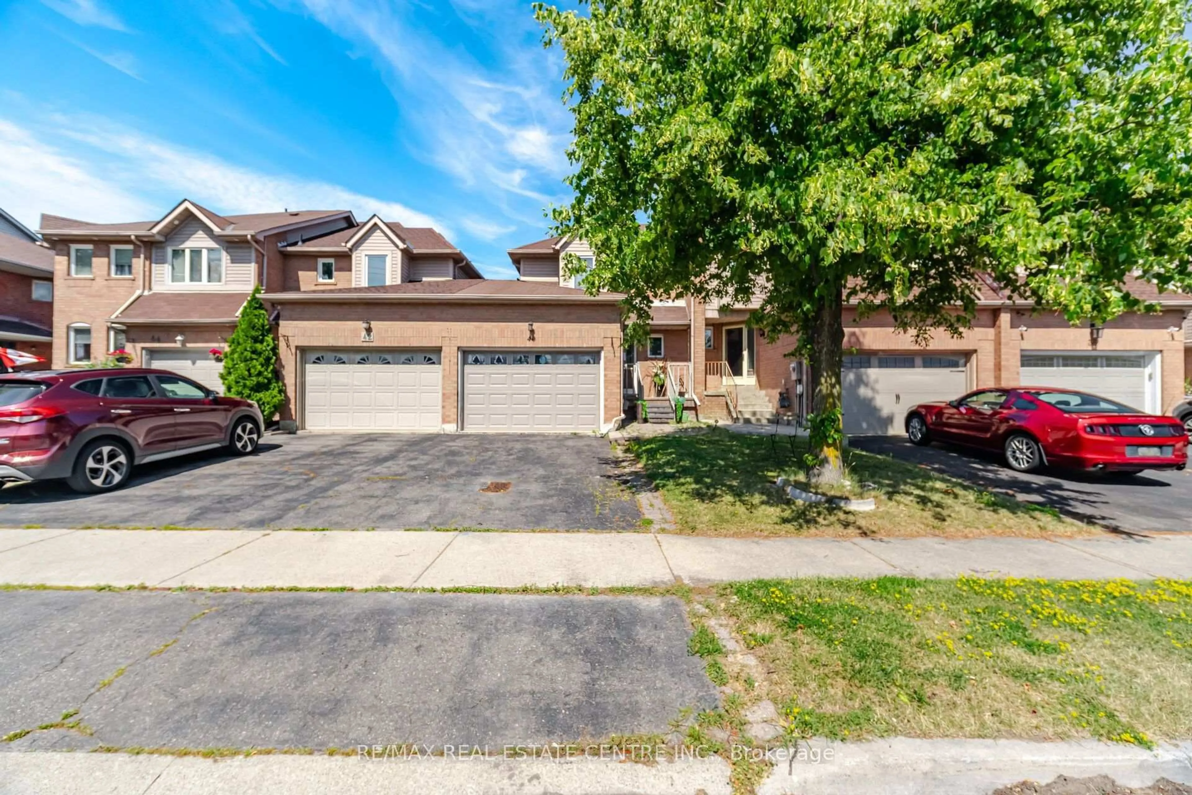 A pic from outside/outdoor area/front of a property/back of a property/a pic from drone, street for 40 Langdale Cres, Brampton Ontario L6Y 4R7