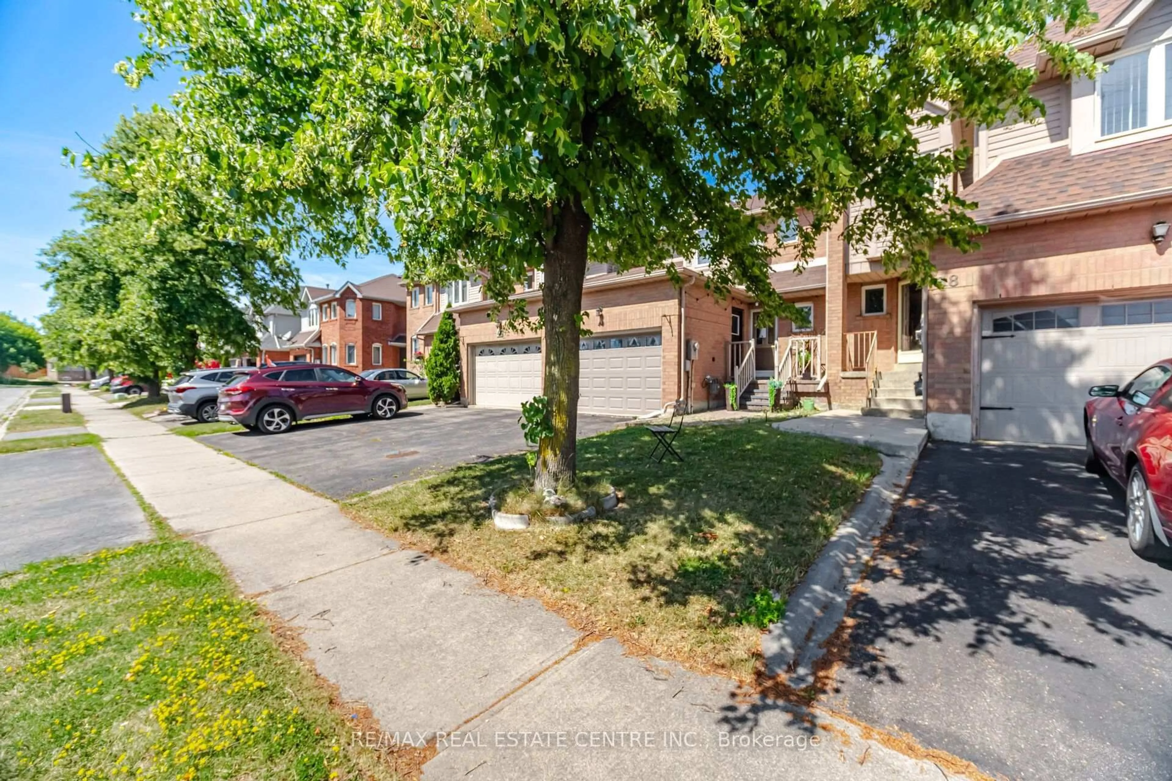 A pic from outside/outdoor area/front of a property/back of a property/a pic from drone, street for 40 Langdale Cres, Brampton Ontario L6Y 4R7