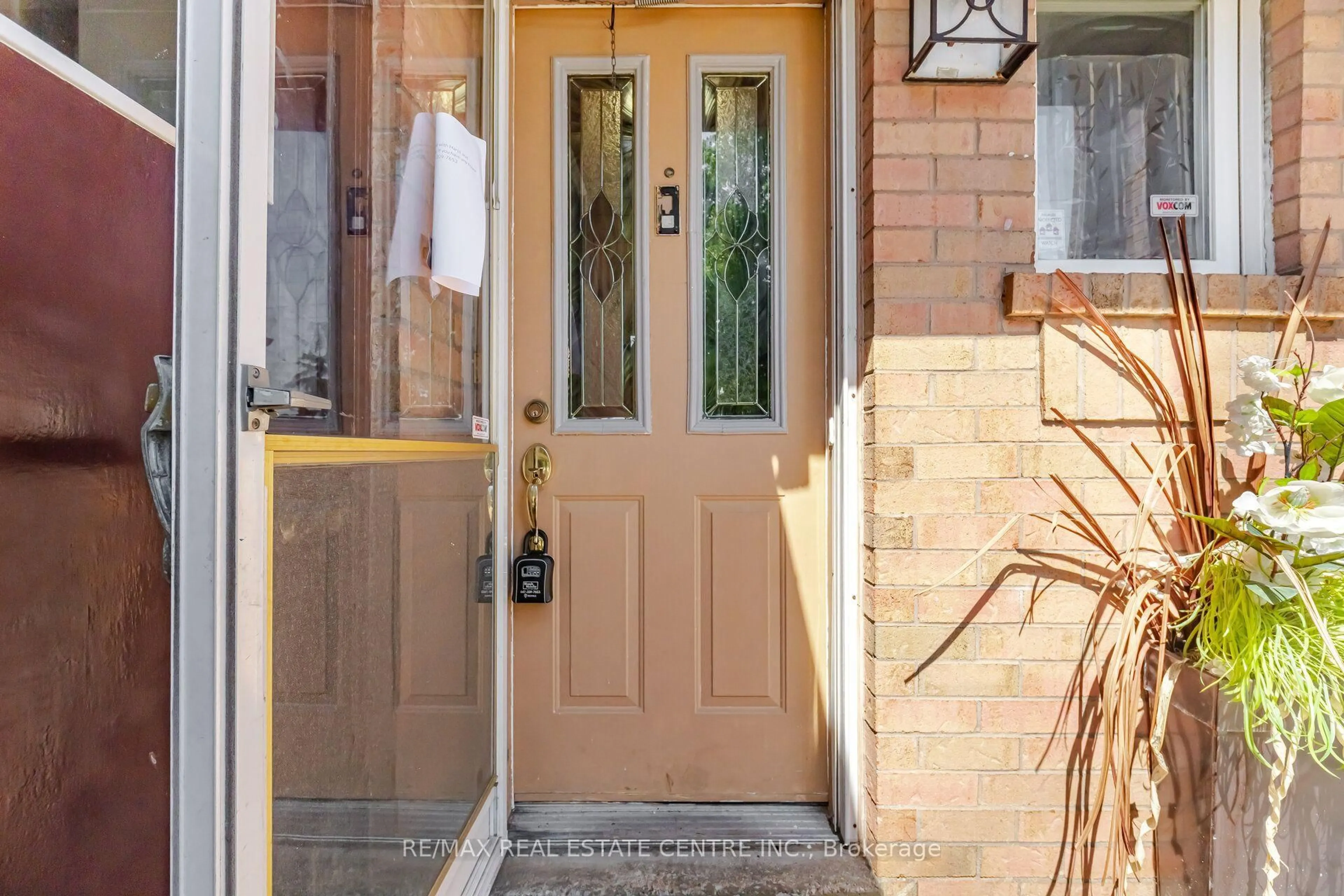 Indoor entryway for 40 Langdale Cres, Brampton Ontario L6Y 4R7