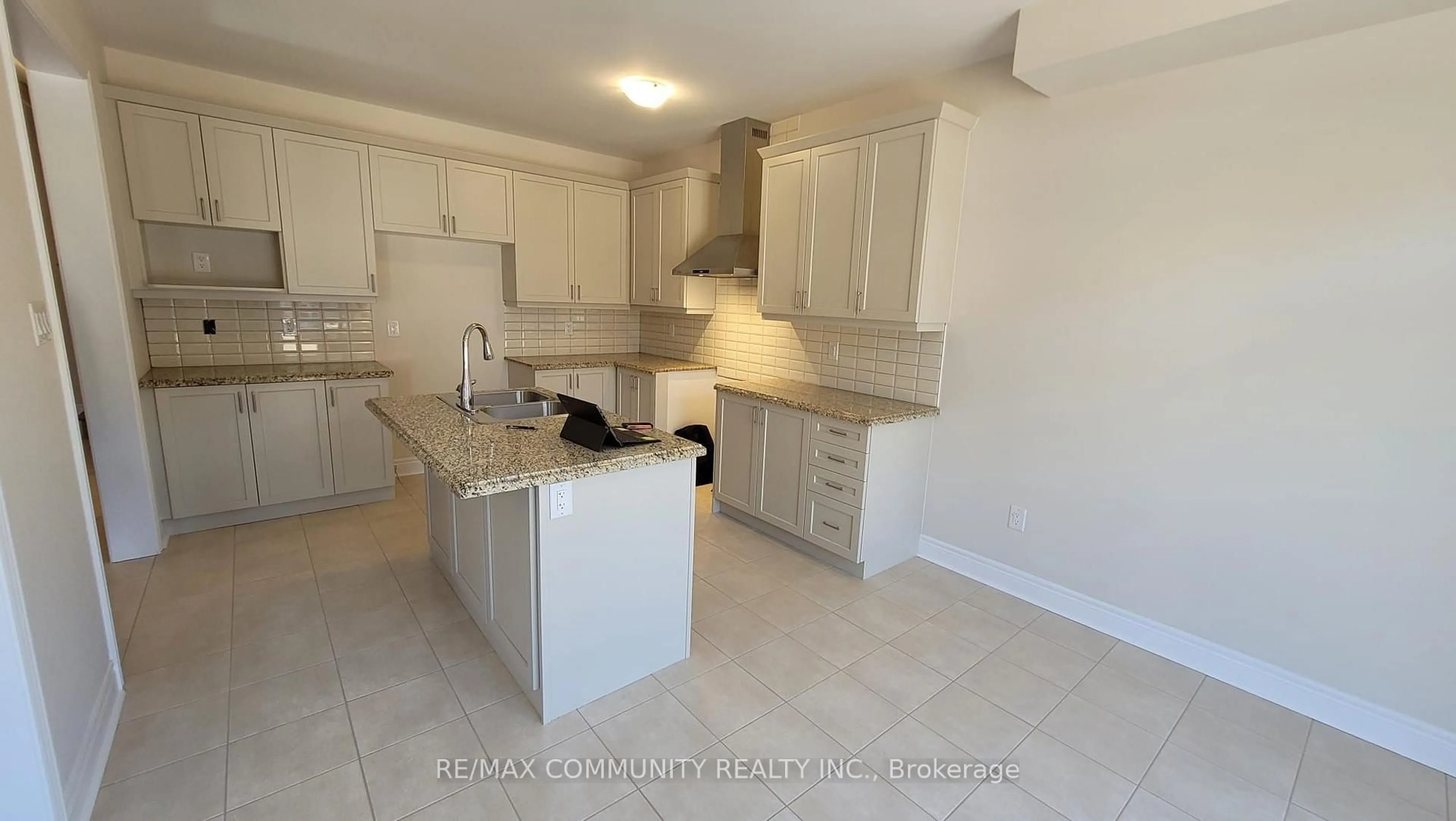 Open concept kitchen, ceramic/tile floor for 18 Walworth St, Halton Hills Ontario L7G 0N5