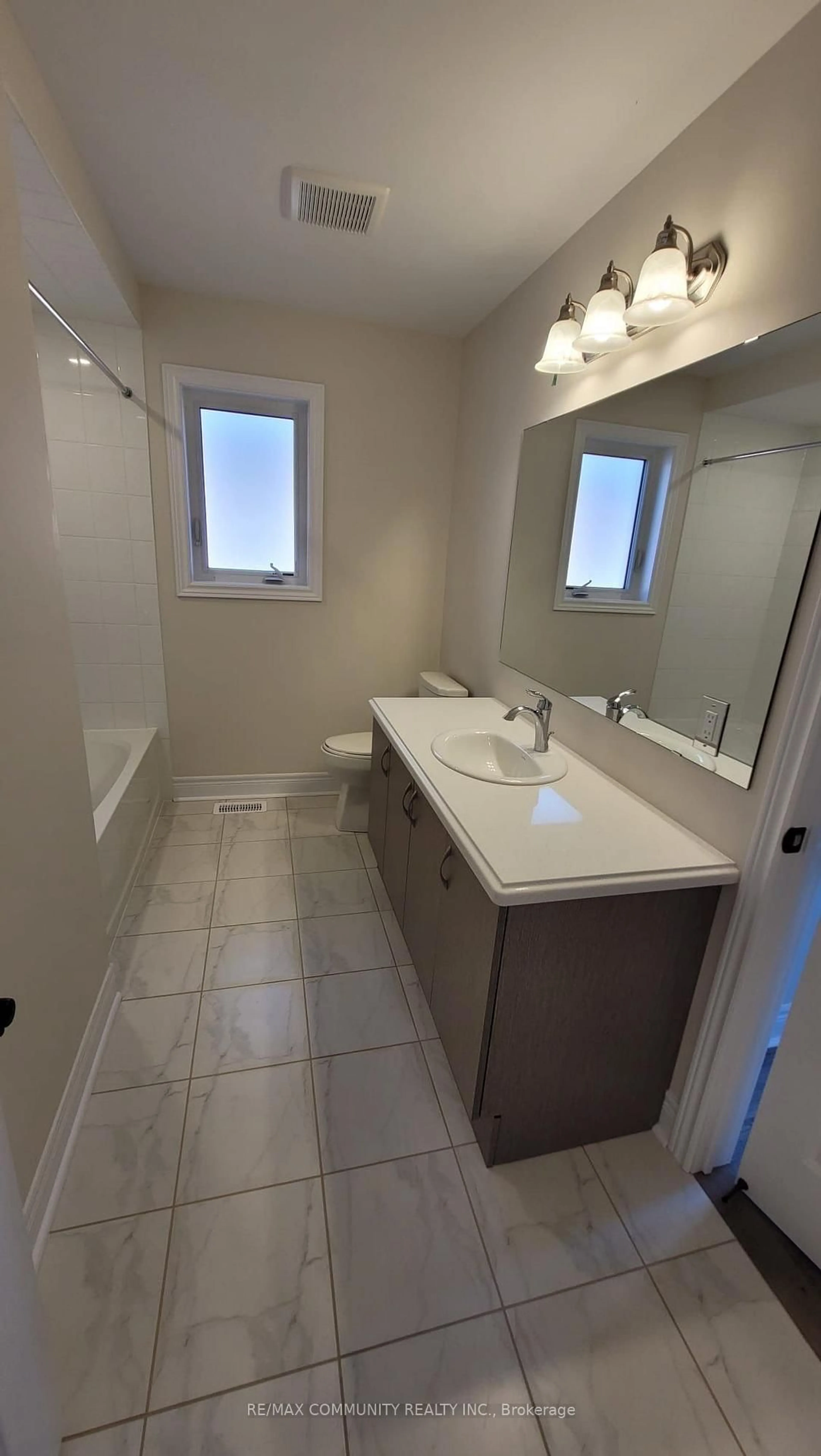 Standard bathroom, ceramic/tile floor for 18 Walworth St, Halton Hills Ontario L7G 0N5
