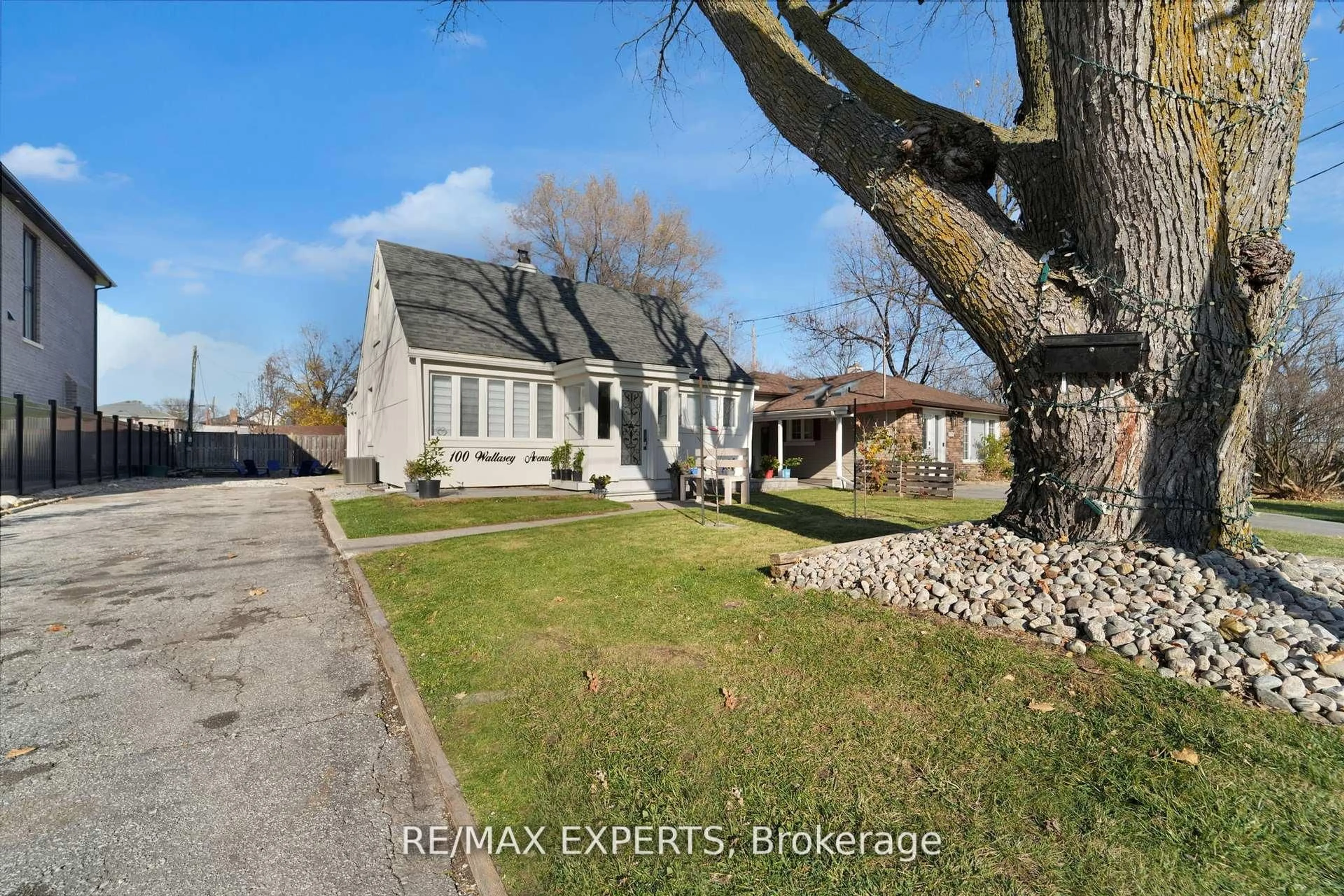 Unknown for 100 Wallasey Ave, Toronto Ontario M9M 1E4