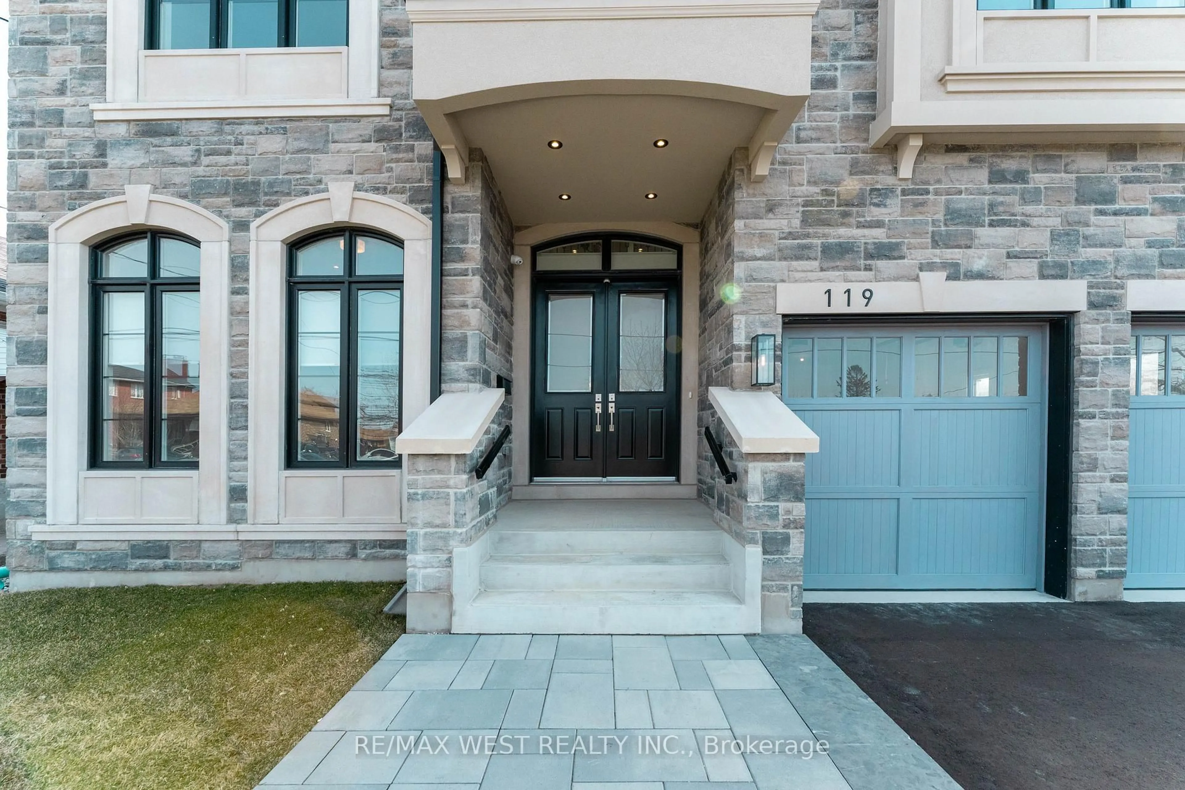 Indoor entryway for 119 Jay St, Toronto Ontario M6L 2M3
