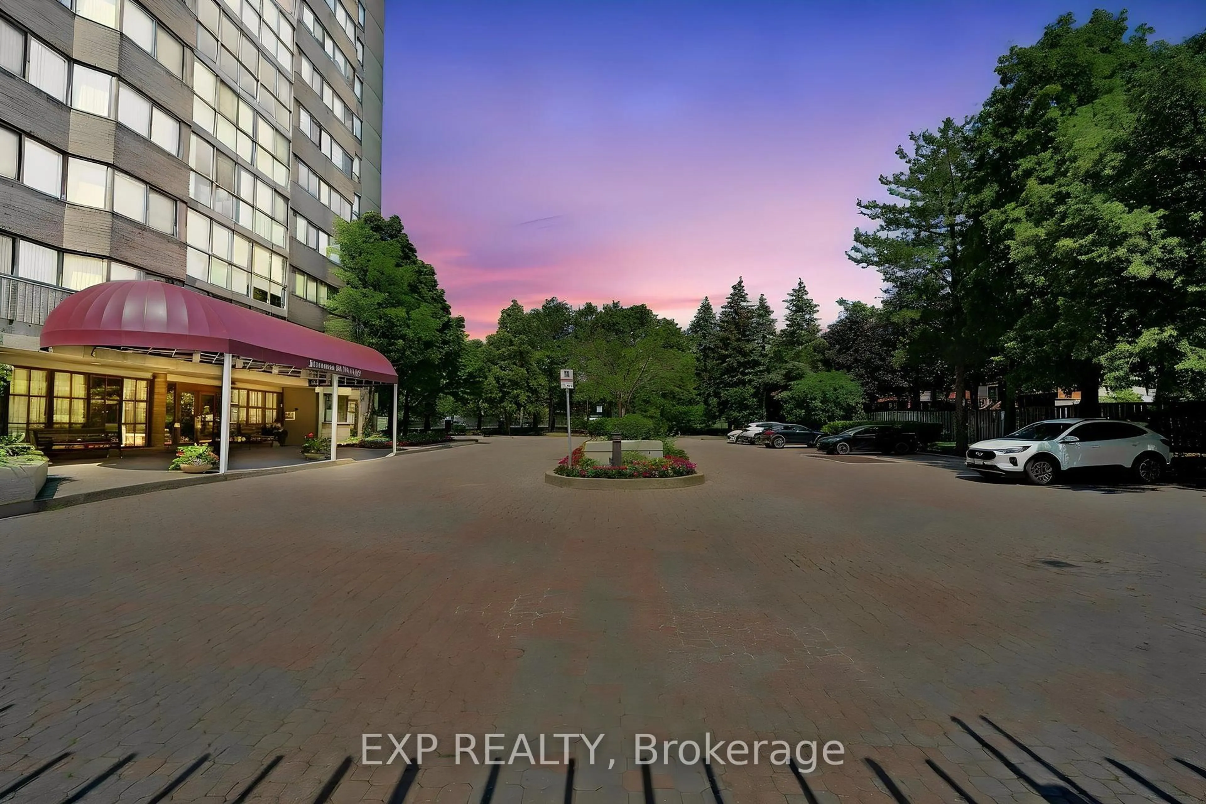 A pic from outside/outdoor area/front of a property/back of a property/a pic from drone, building for 880 Dundas St #307, Mississauga Ontario L5C 4H3