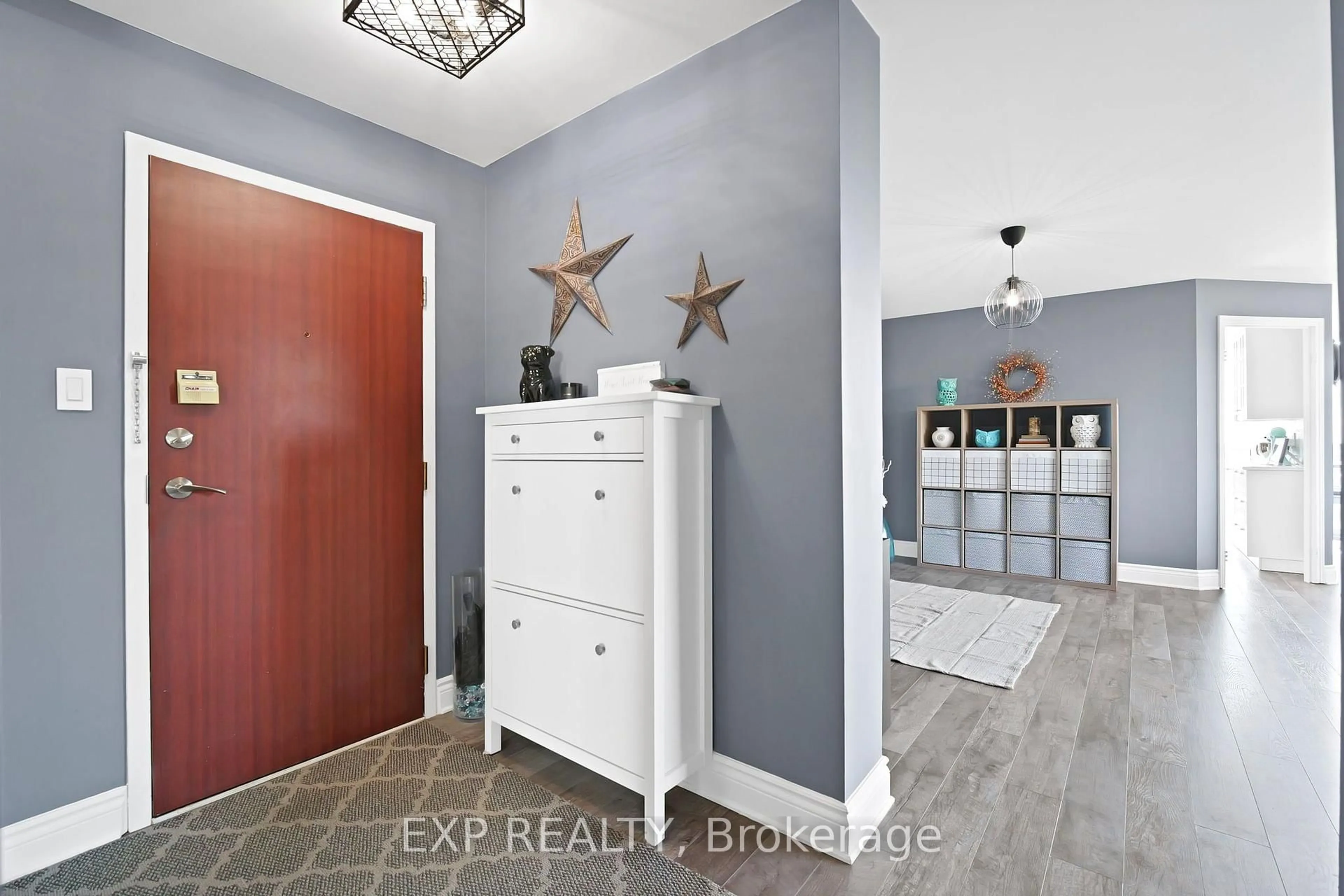 Indoor entryway for 880 Dundas St #307, Mississauga Ontario L5C 4H3