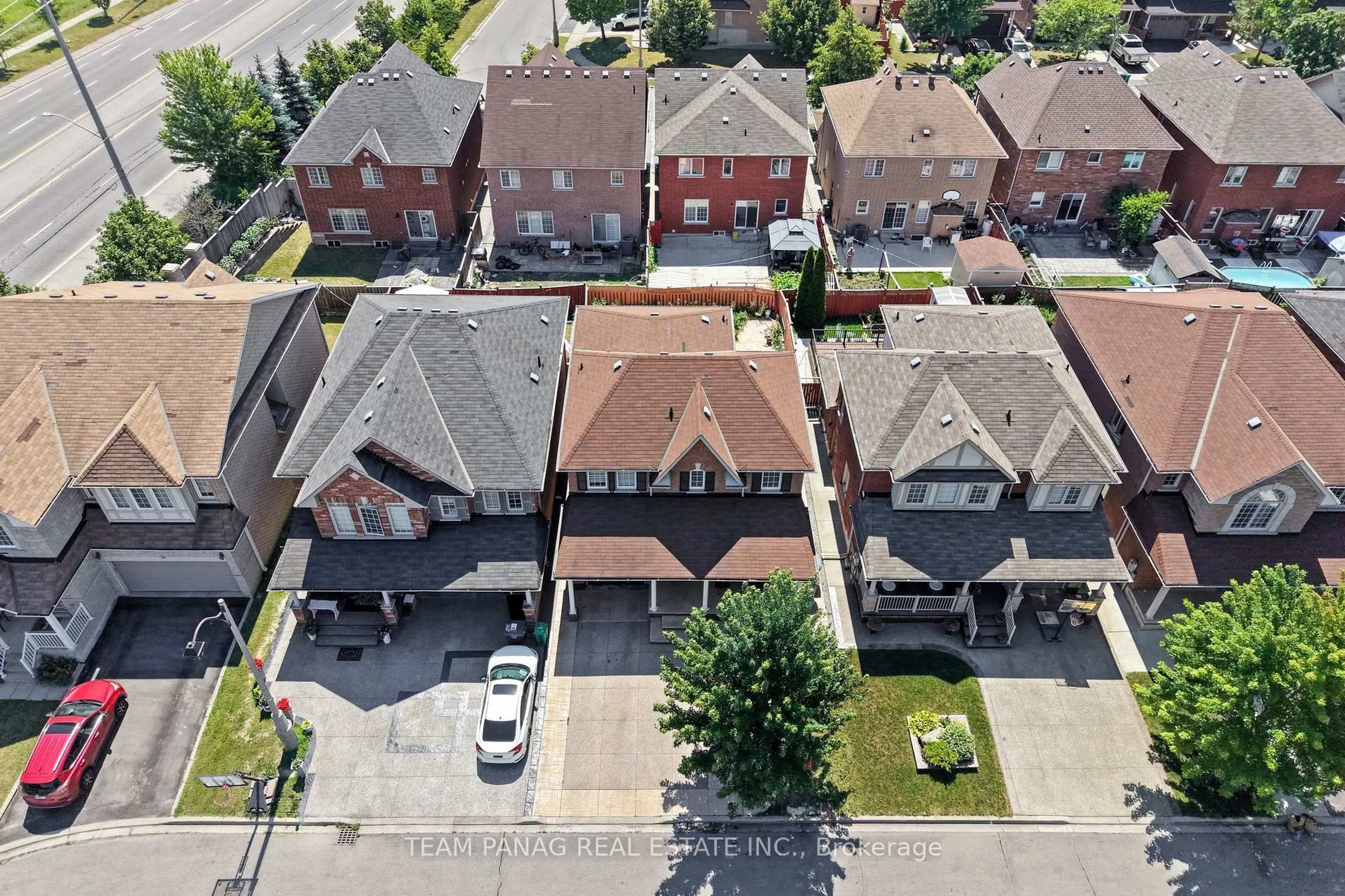 A pic from outside/outdoor area/front of a property/back of a property/a pic from drone, street for 22 Beresford Cres, Brampton Ontario L6P 2M2