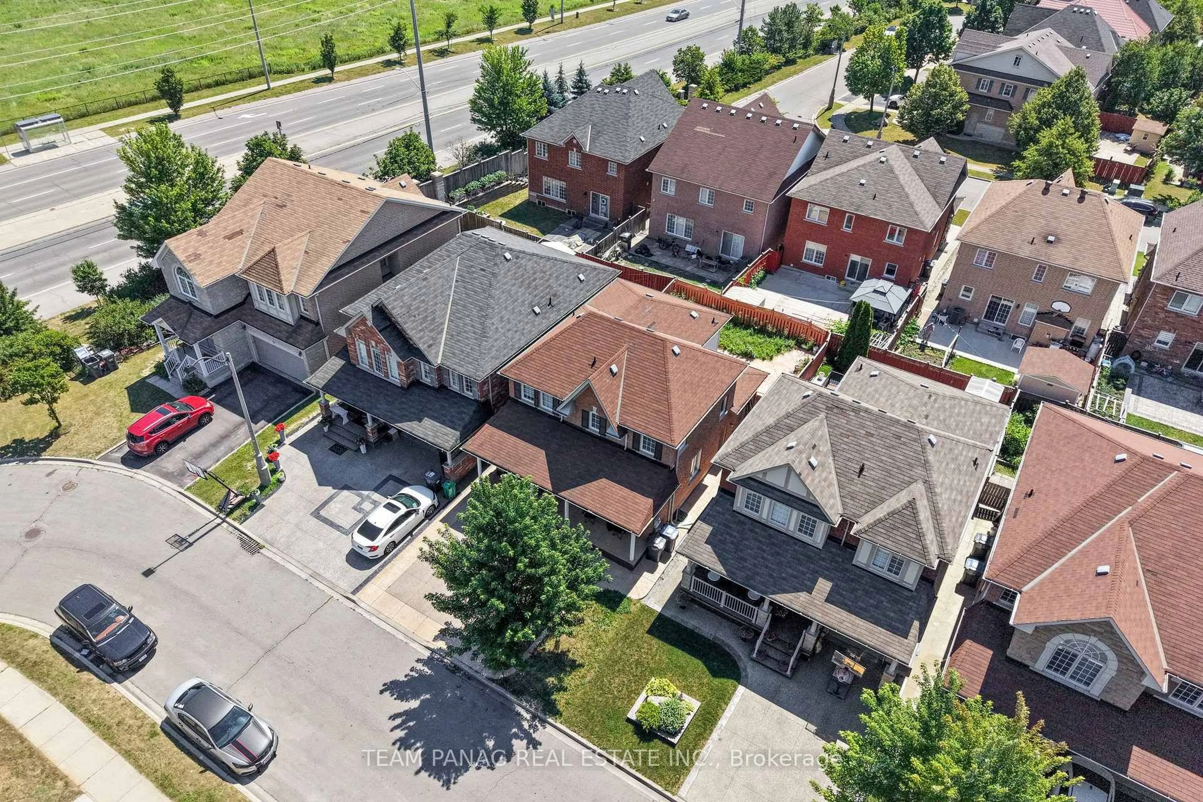 A pic from outside/outdoor area/front of a property/back of a property/a pic from drone, street for 22 Beresford Cres, Brampton Ontario L6P 2M2