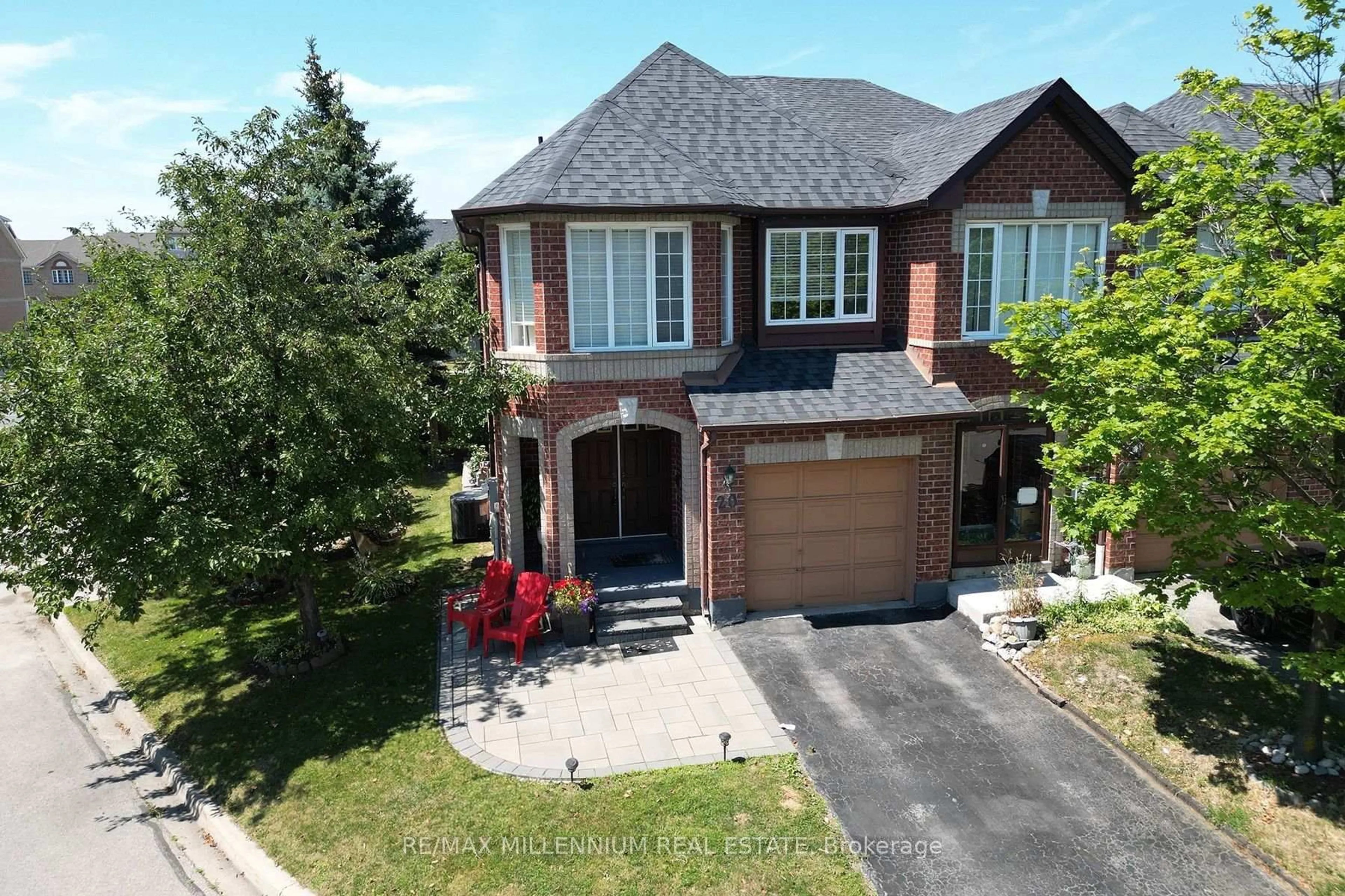 A pic from outside/outdoor area/front of a property/back of a property/a pic from drone, street for 20 Kenwood Dr #20, Brampton Ontario L6X 4P5