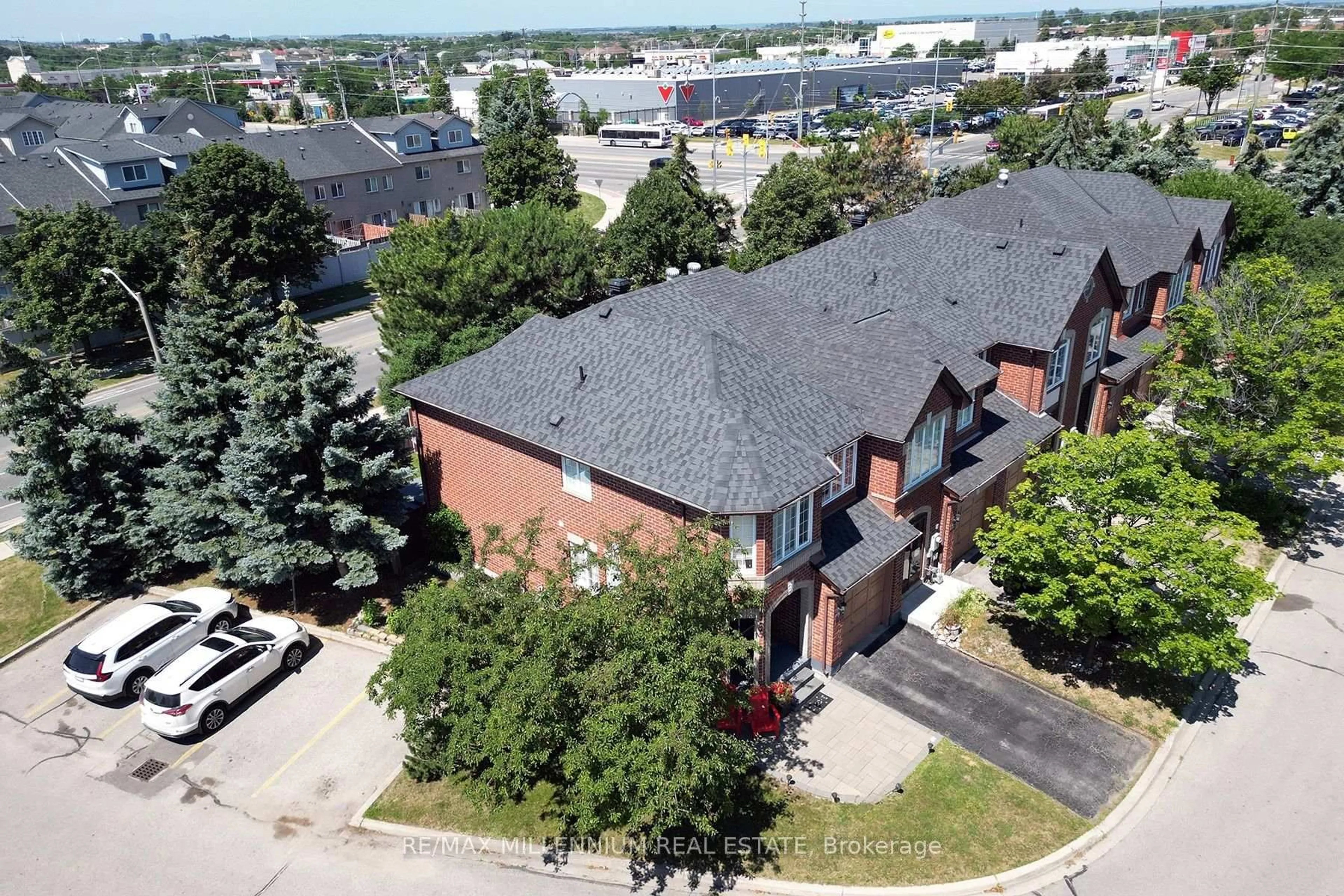 A pic from outside/outdoor area/front of a property/back of a property/a pic from drone, unknown for 20 Kenwood Dr #20, Brampton Ontario L6X 4P5