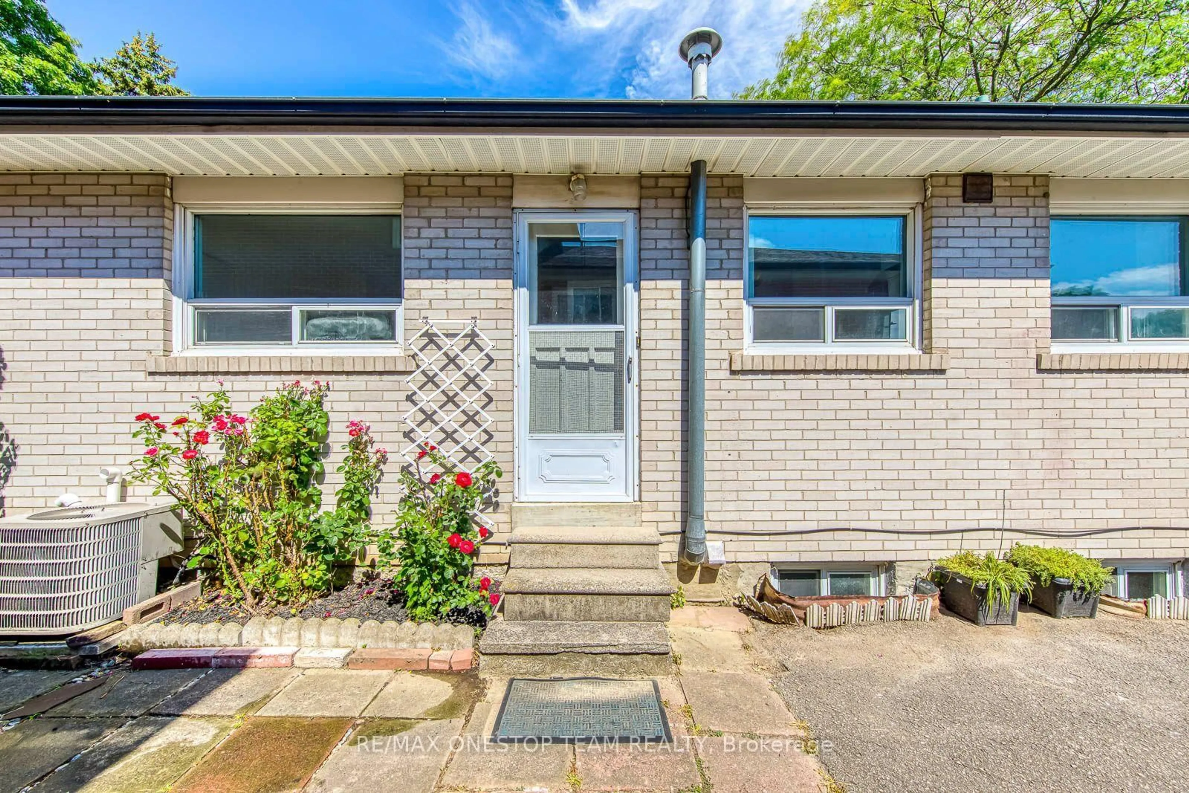 Home with brick exterior material, street for 1514 Swanage Cres, Mississauga Ontario L5J 3N8