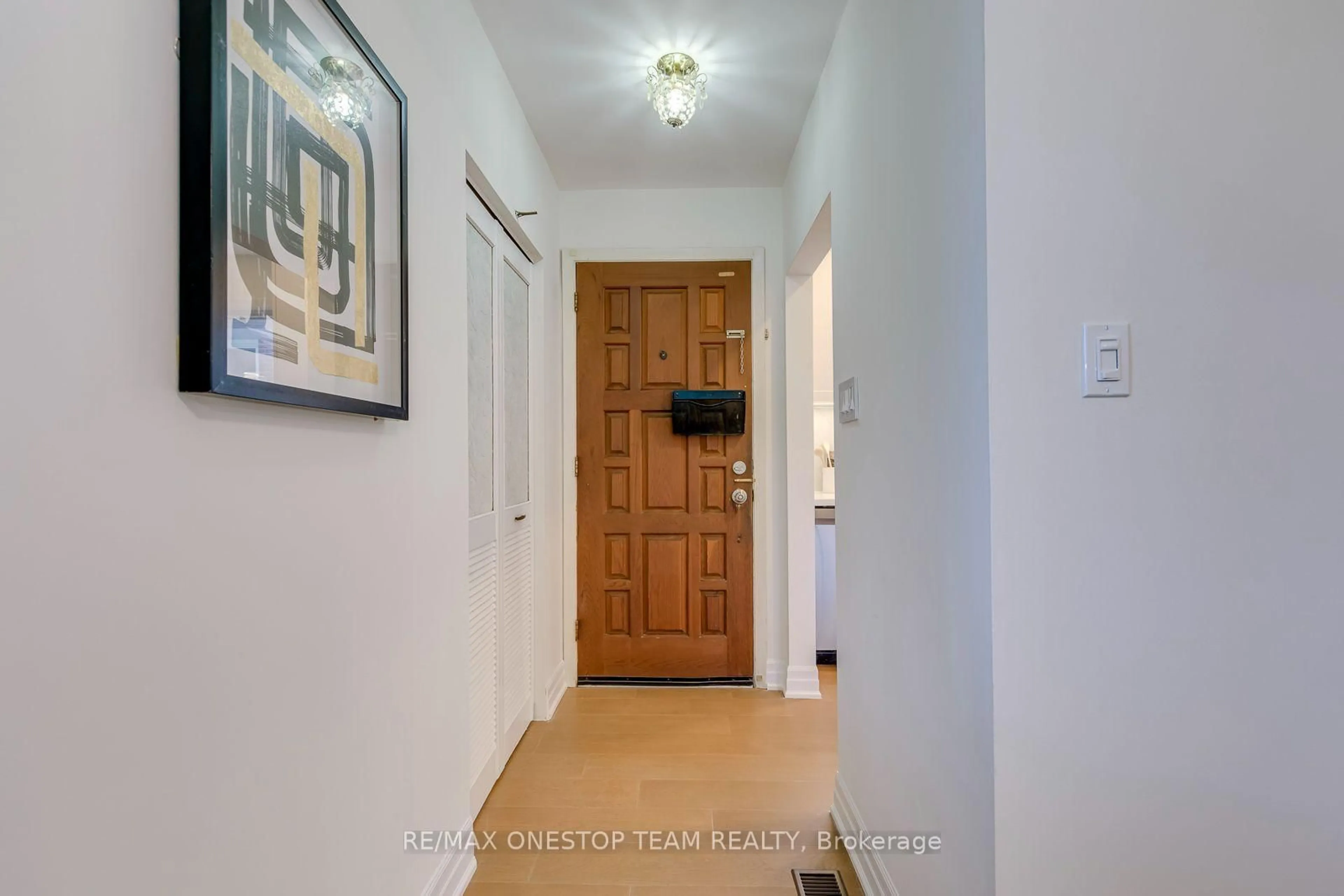 Indoor foyer for 1514 Swanage Cres, Mississauga Ontario L5J 3N8