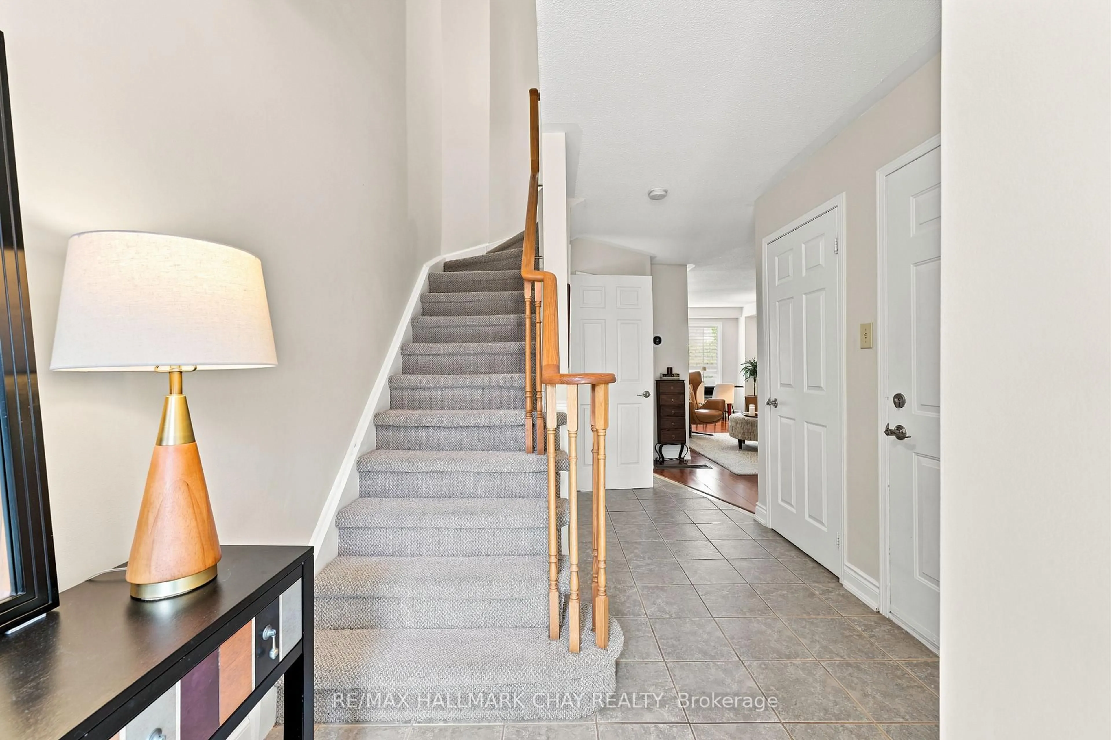 Indoor entryway for 2350 Grand Ravine Dr #86, Oakville Ontario L6H 6E2