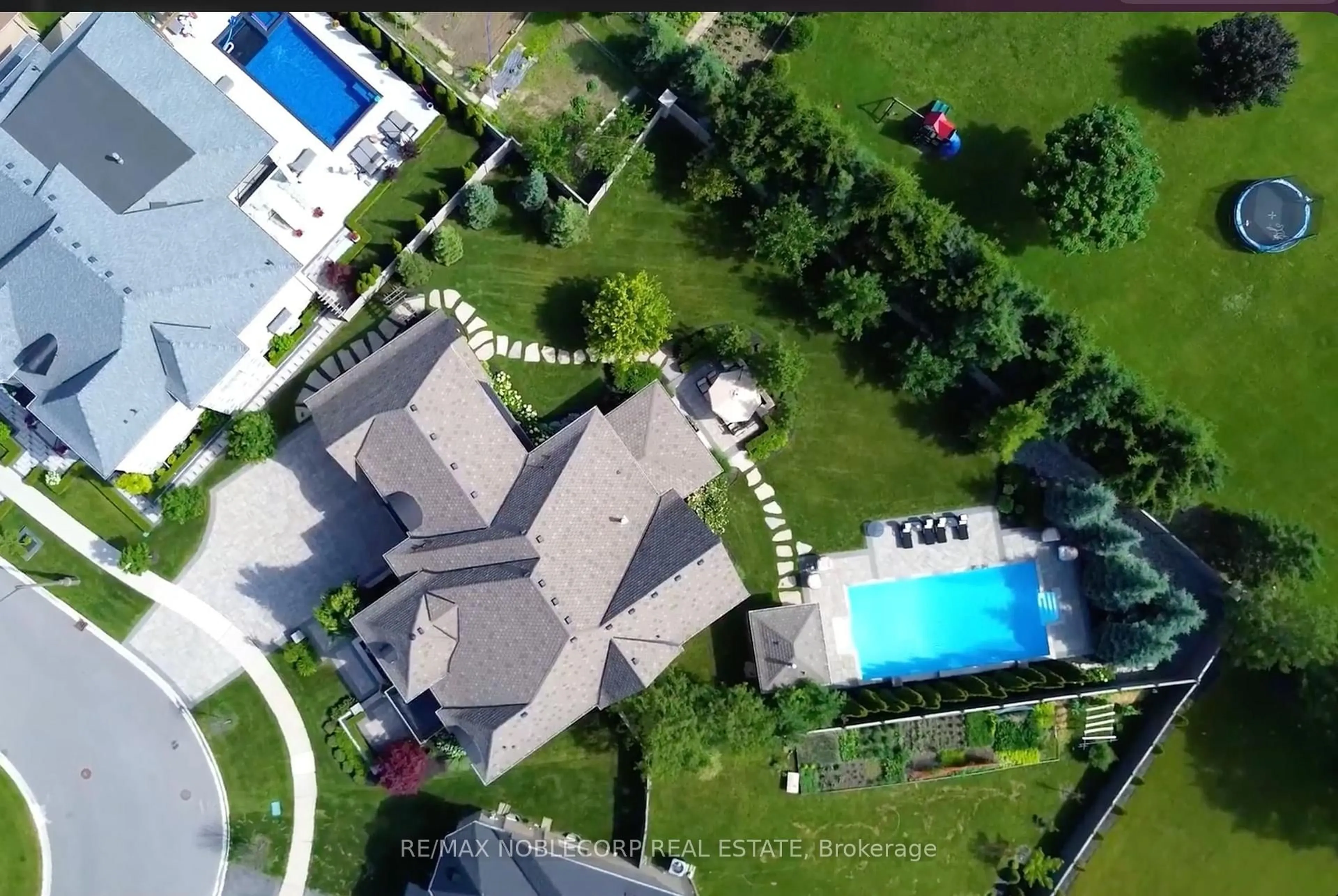 A pic from outside/outdoor area/front of a property/back of a property/a pic from drone, unknown for 146 Degrey Dr, Brampton Ontario L6P 3X7