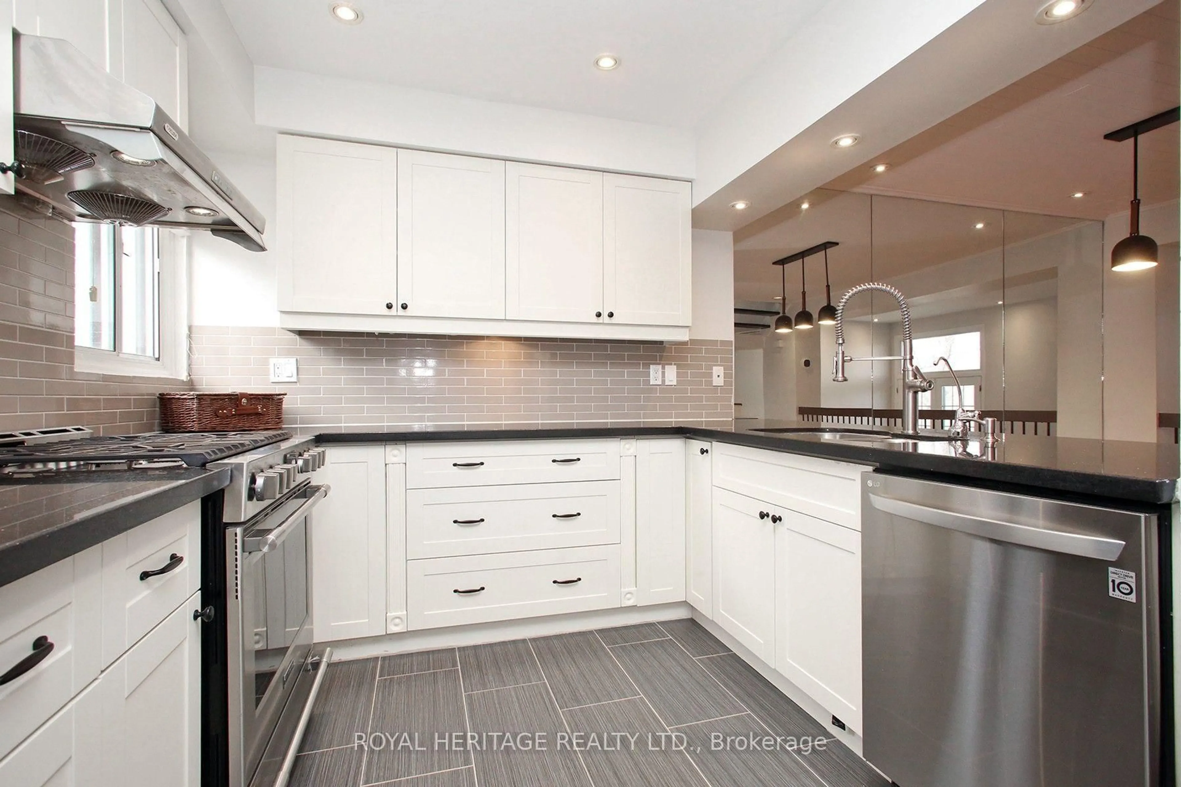 Contemporary kitchen, ceramic/tile floor for 24 Reid Dr #6, Mississauga Ontario L5M 2A6
