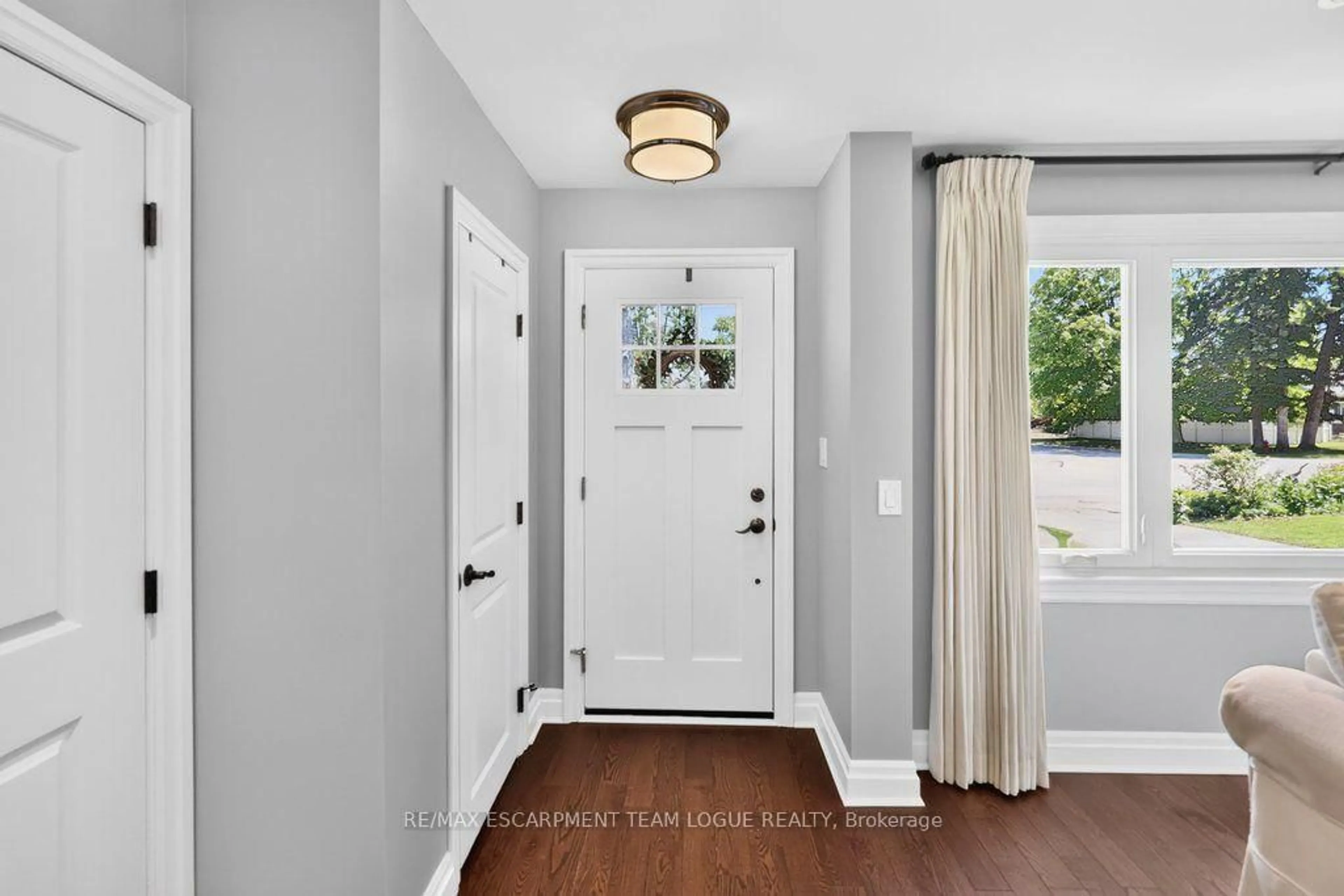 Indoor entryway for 396 PEPPER Dr, Burlington Ontario L7R 3C9