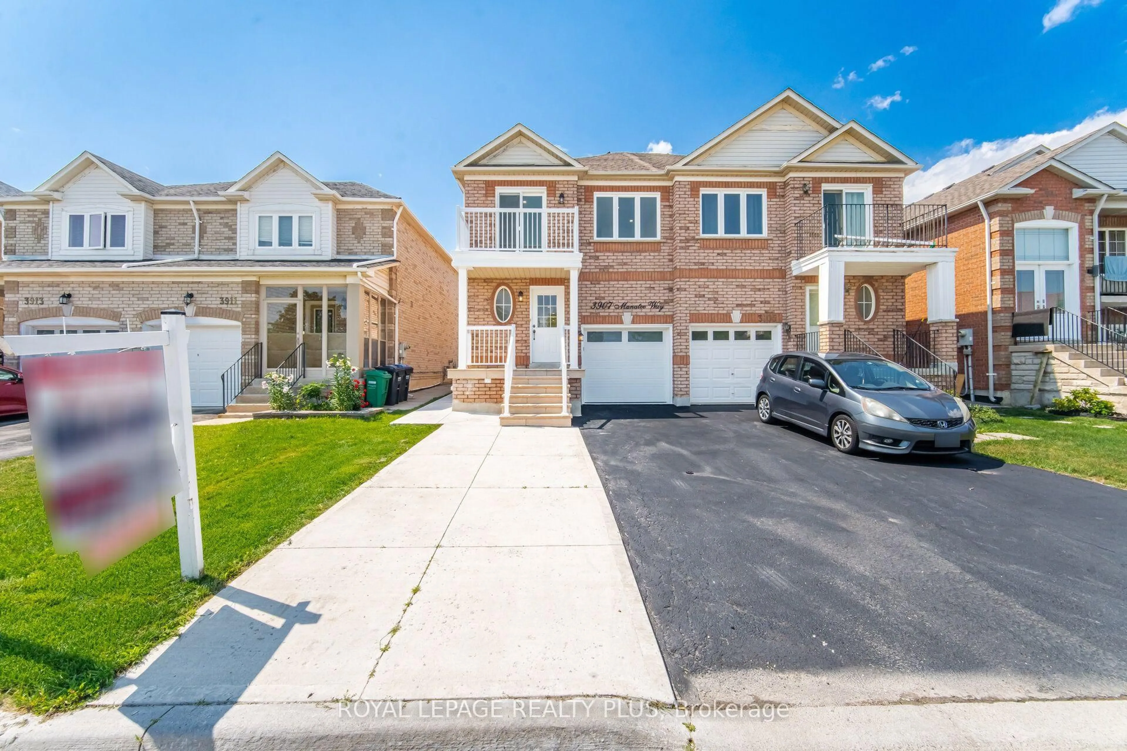 A pic from outside/outdoor area/front of a property/back of a property/a pic from drone, street for 3907 Manatee Way, Mississauga Ontario L5M 6P5