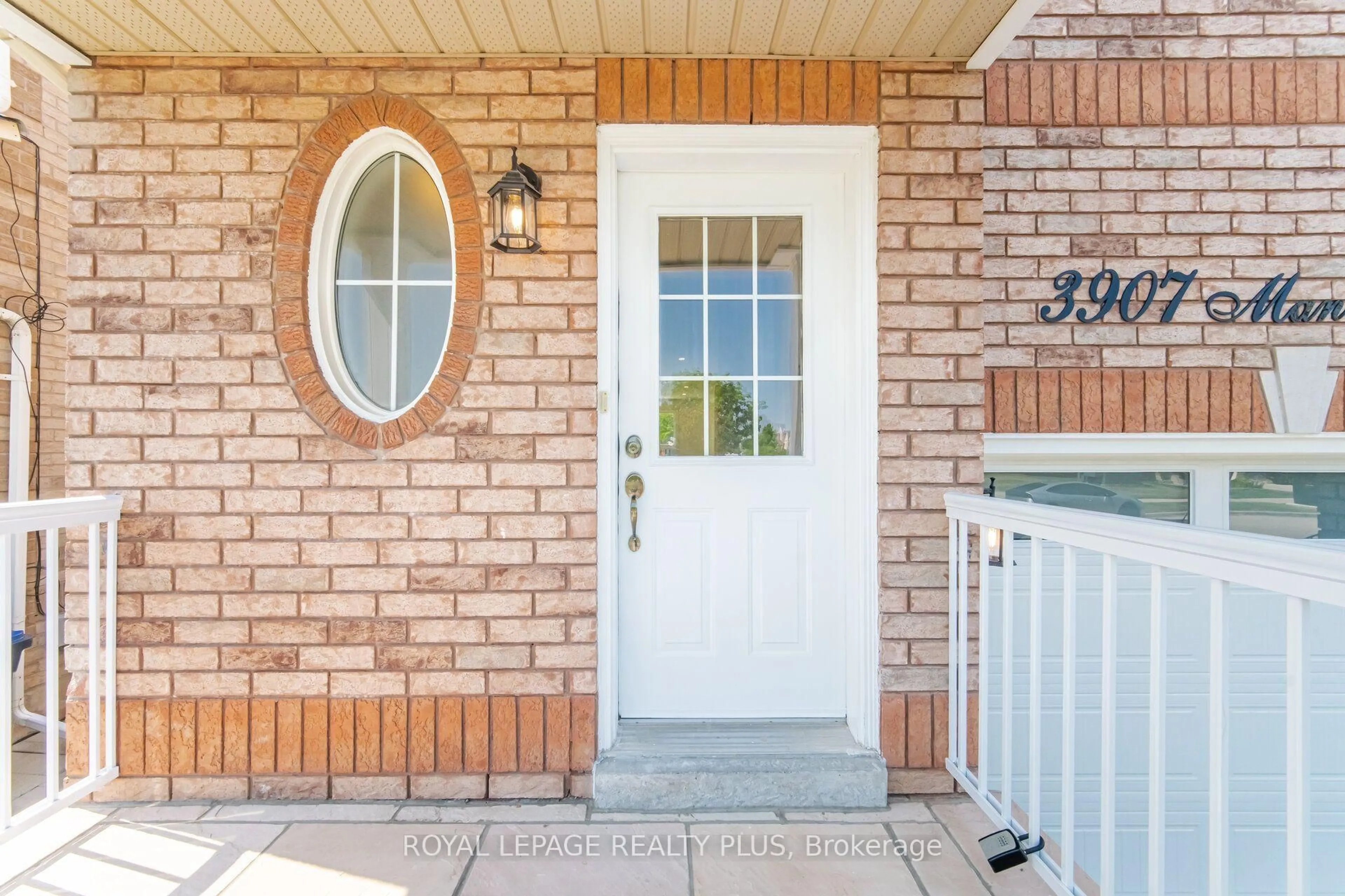 Indoor entryway for 3907 Manatee Way, Mississauga Ontario L5M 6P5