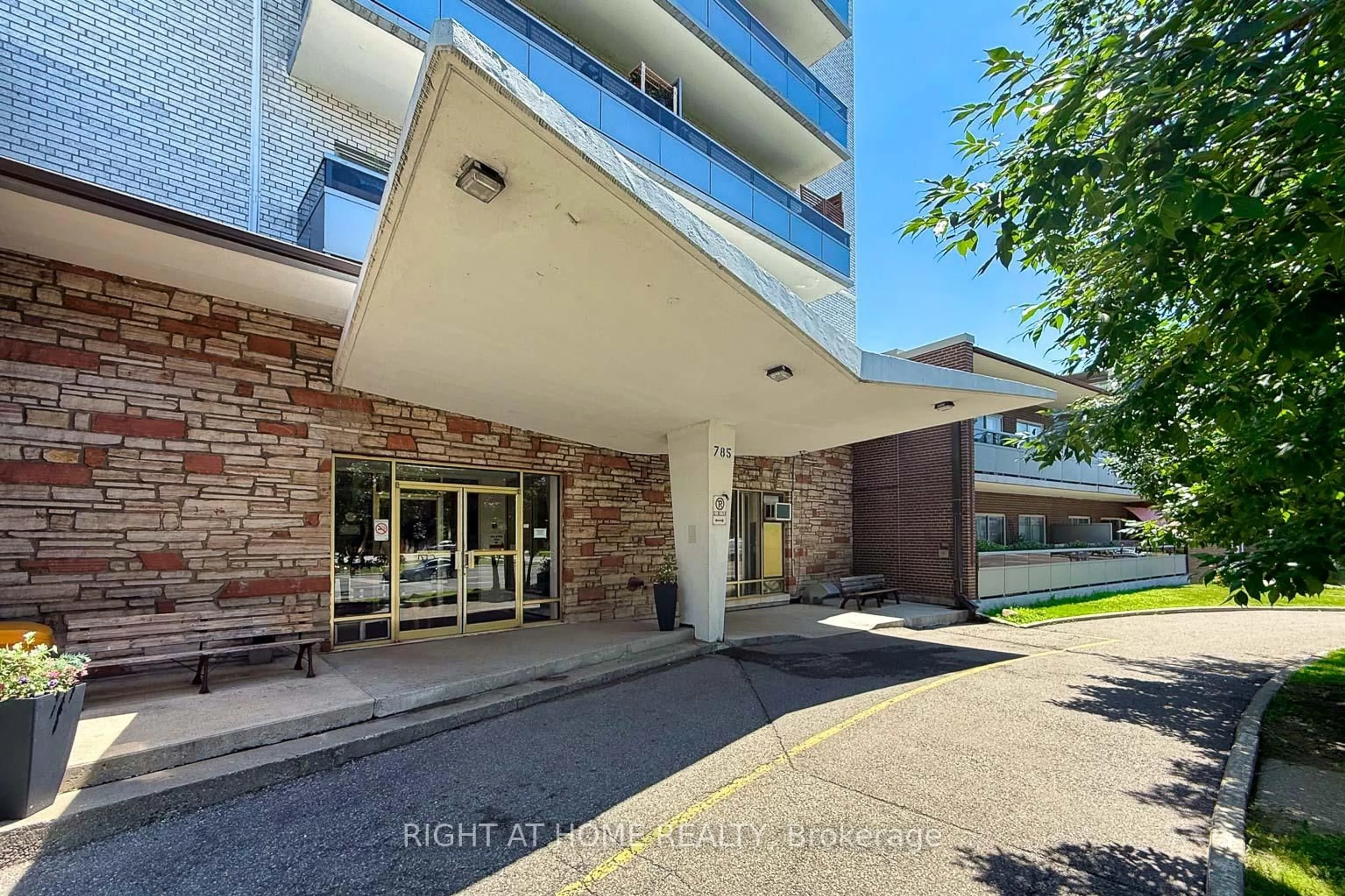 Indoor foyer for 785 Brown's Line #1, Toronto Ontario M8W 3V8