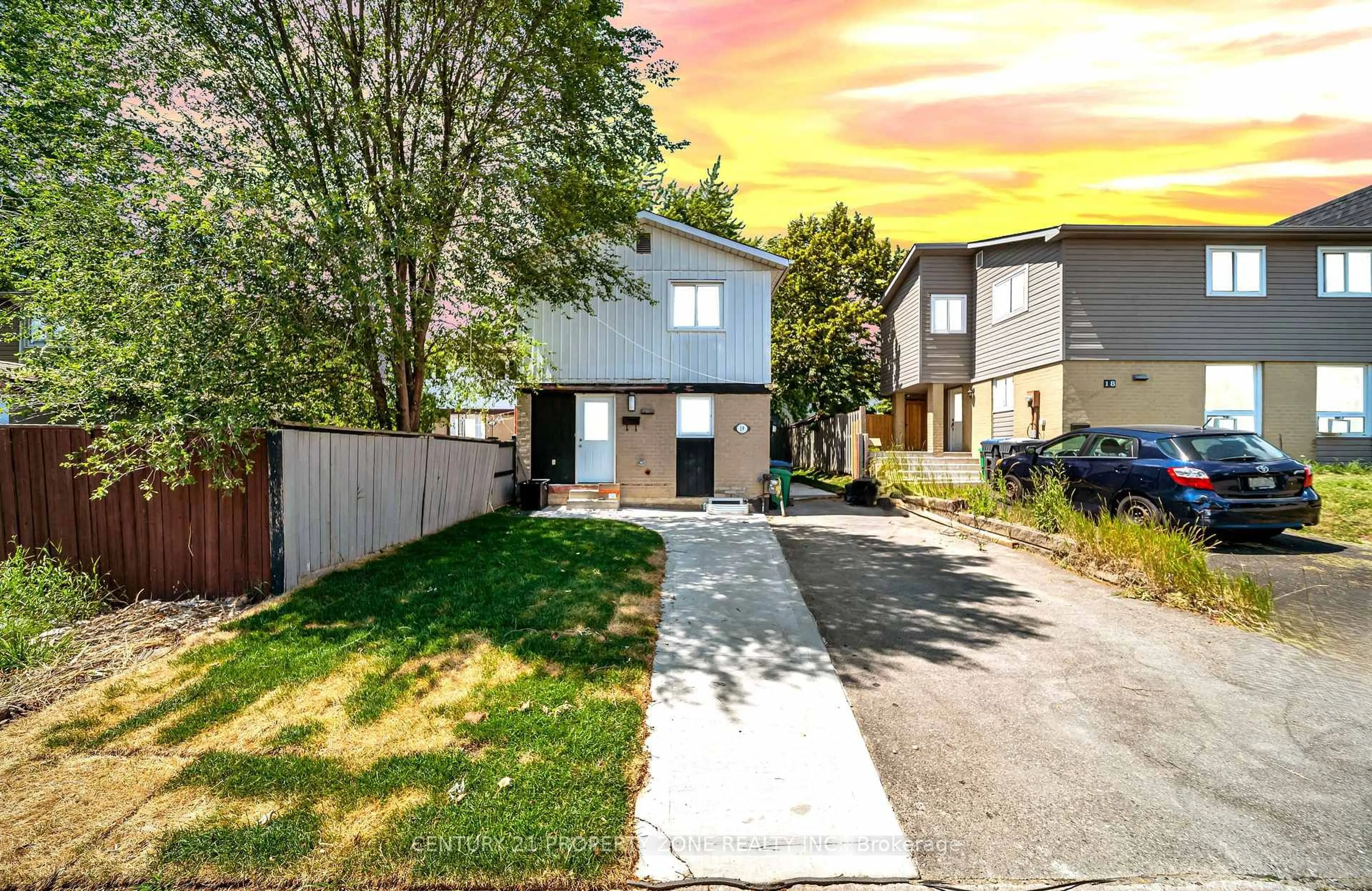 A pic from outside/outdoor area/front of a property/back of a property/a pic from drone, street for 19 Horseshoe Crt, Brampton Ontario L6S 1S1