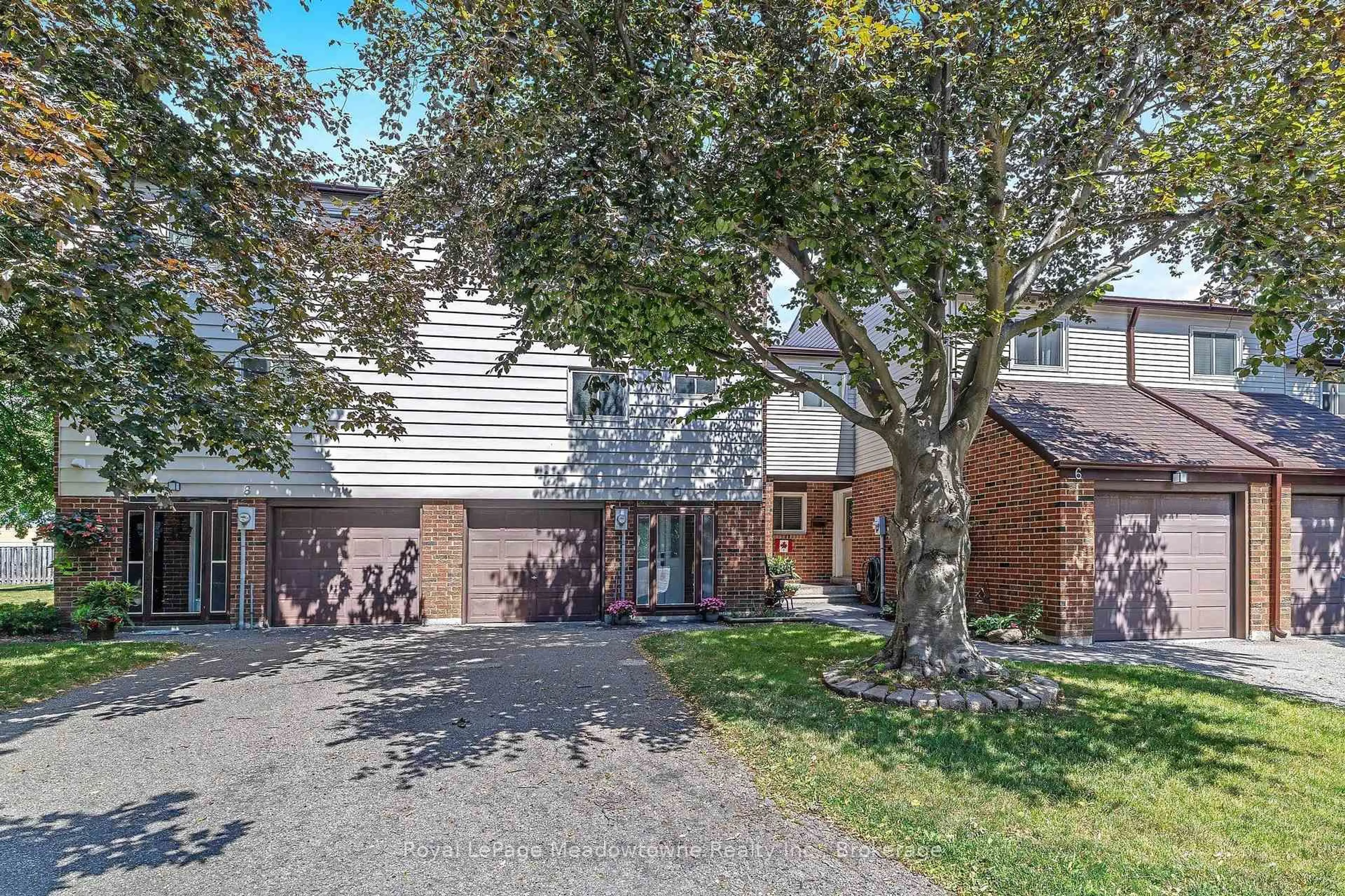 A pic from outside/outdoor area/front of a property/back of a property/a pic from drone, street for 550 Childs Dr #7, Milton Ontario L9T 3P3