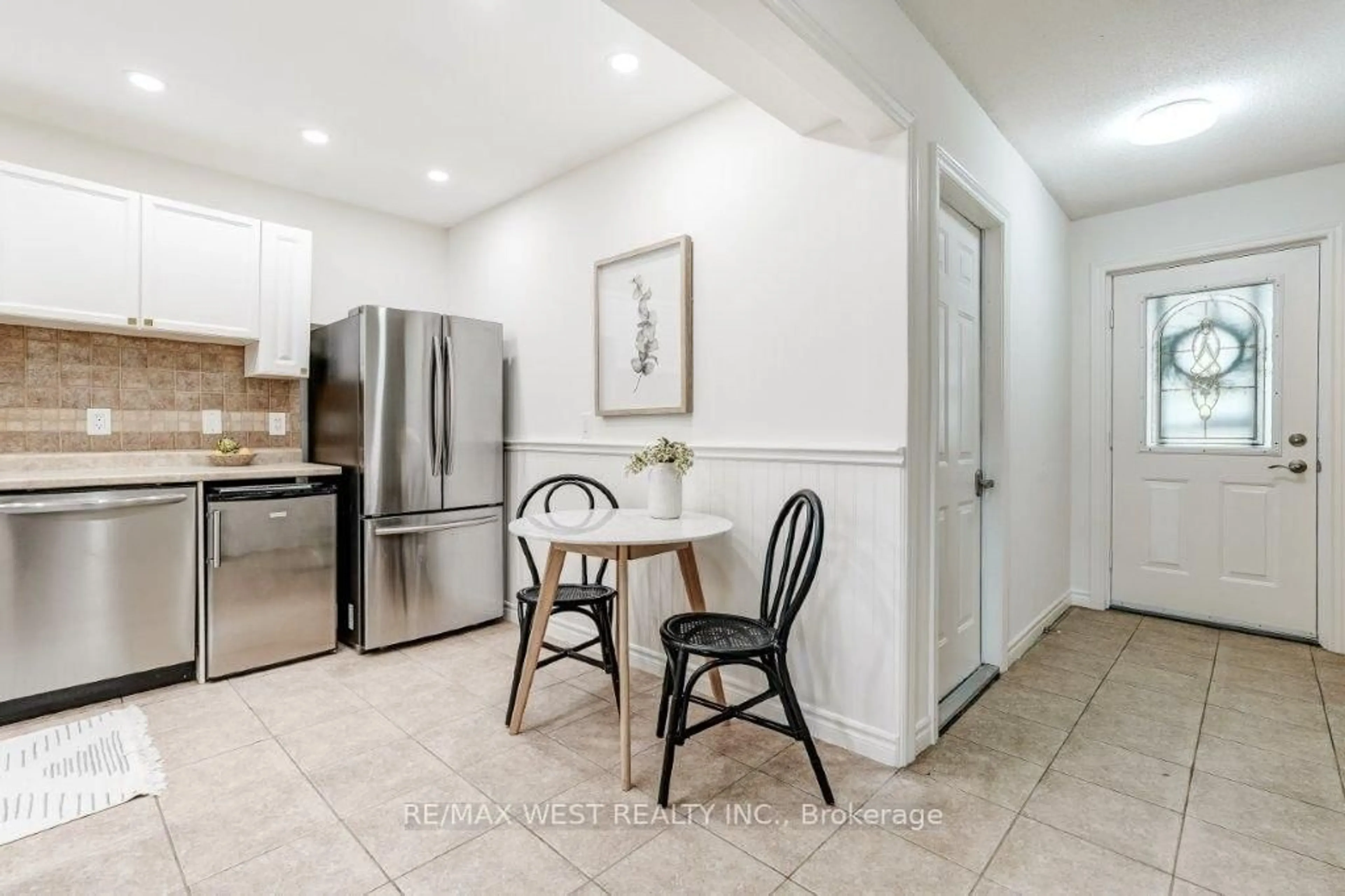 Open concept kitchen, ceramic/tile floor for 6240 Montevideo Rd #41, Mississauga Ontario L5N 2N7