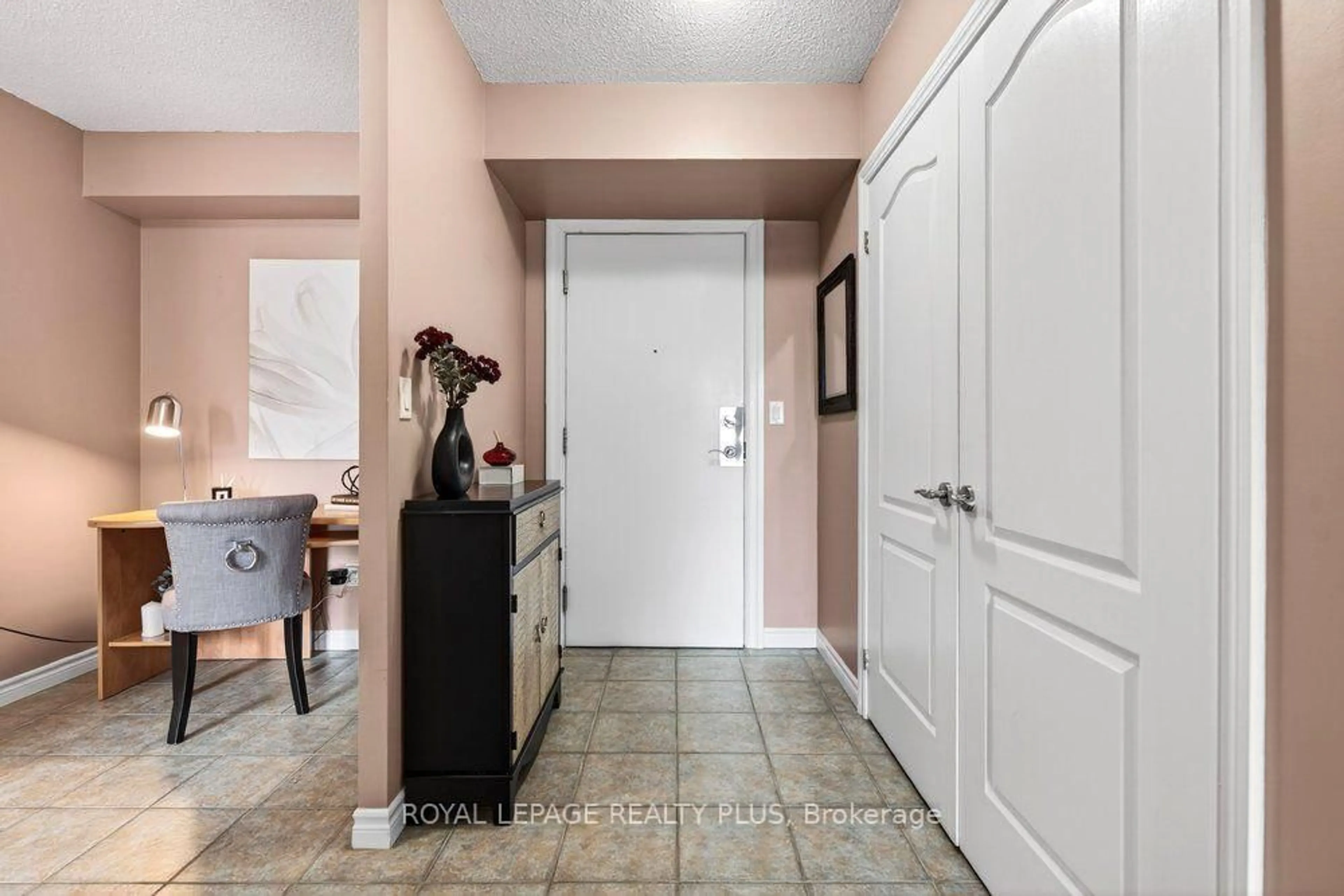 Indoor entryway for 2088 Lawrence Ave #412, Toronto Ontario M9N 3Z9