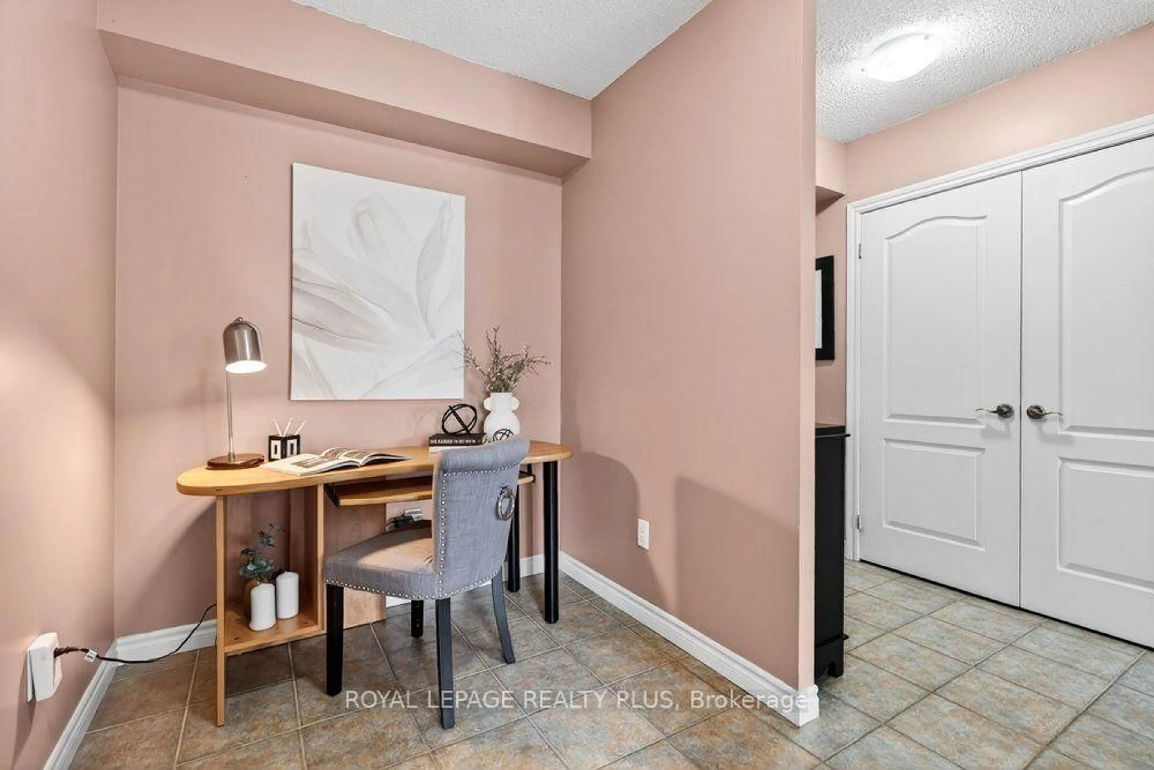 Indoor entryway for 2088 Lawrence Ave #412, Toronto Ontario M9N 3Z9