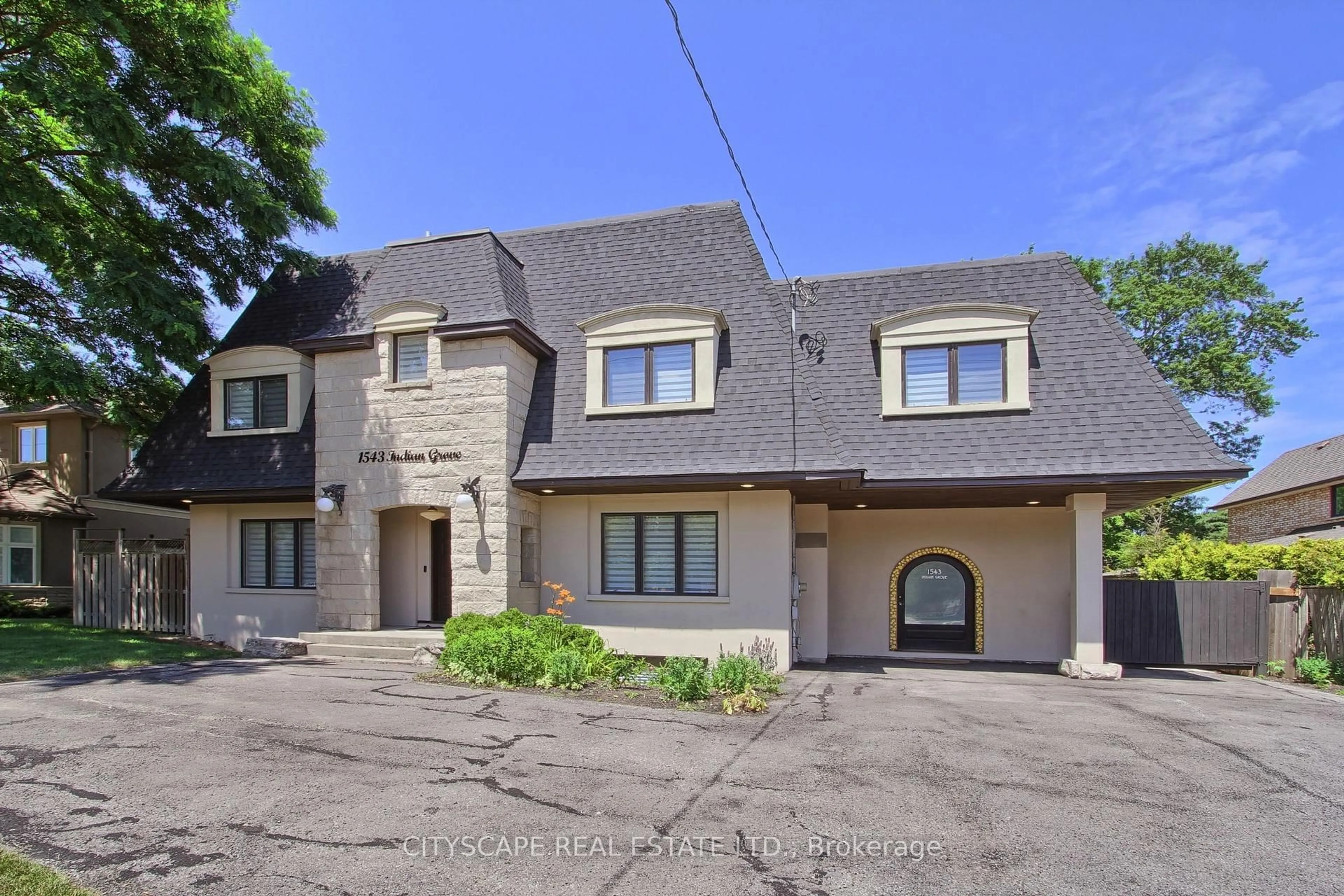 A pic from outside/outdoor area/front of a property/back of a property/a pic from drone, street for 1543 Indian Grve, Mississauga Ontario L5H 2S5