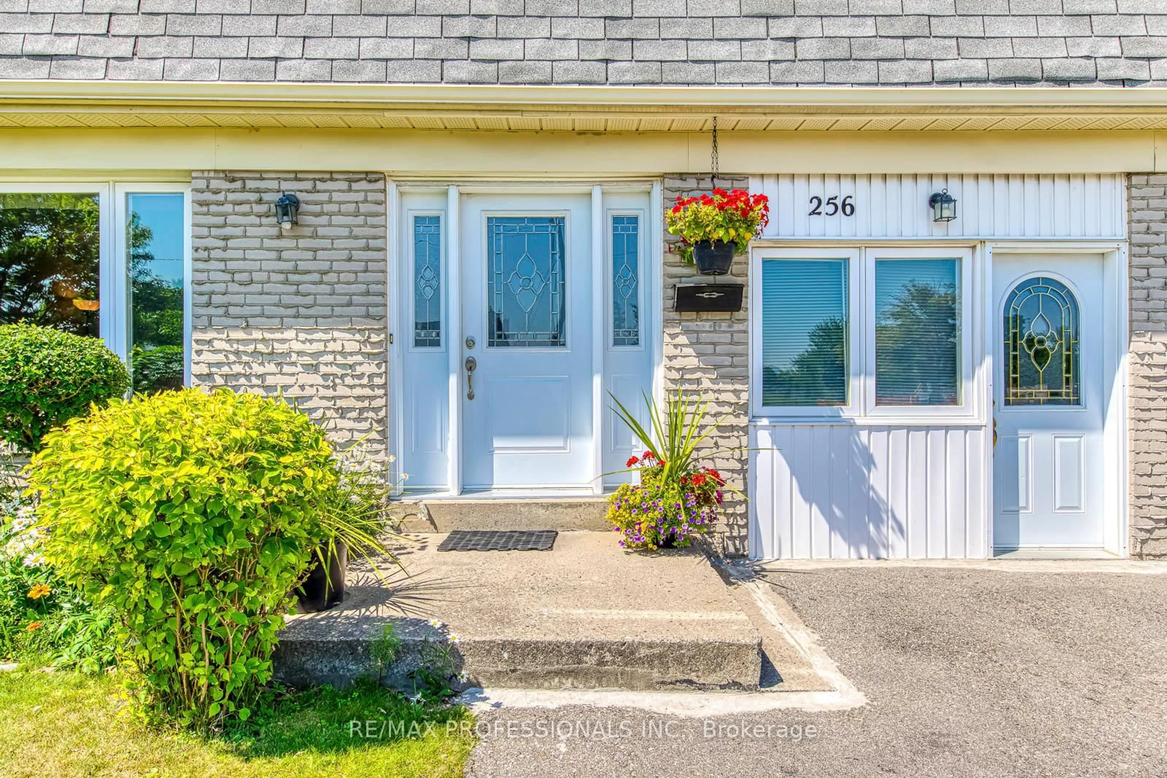 Indoor entryway for 256 Wellesworth Dr, Toronto Ontario M9C 4S6