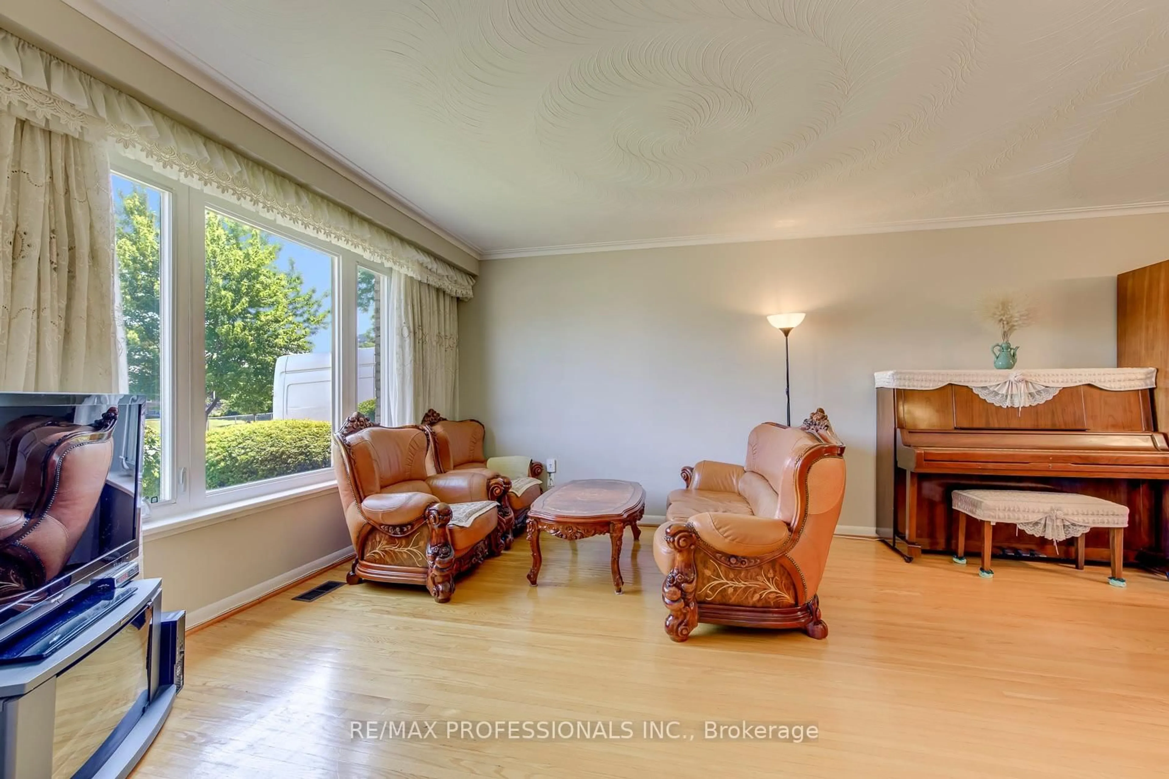 Living room with furniture, wood/laminate floor for 256 Wellesworth Dr, Toronto Ontario M9C 4S6