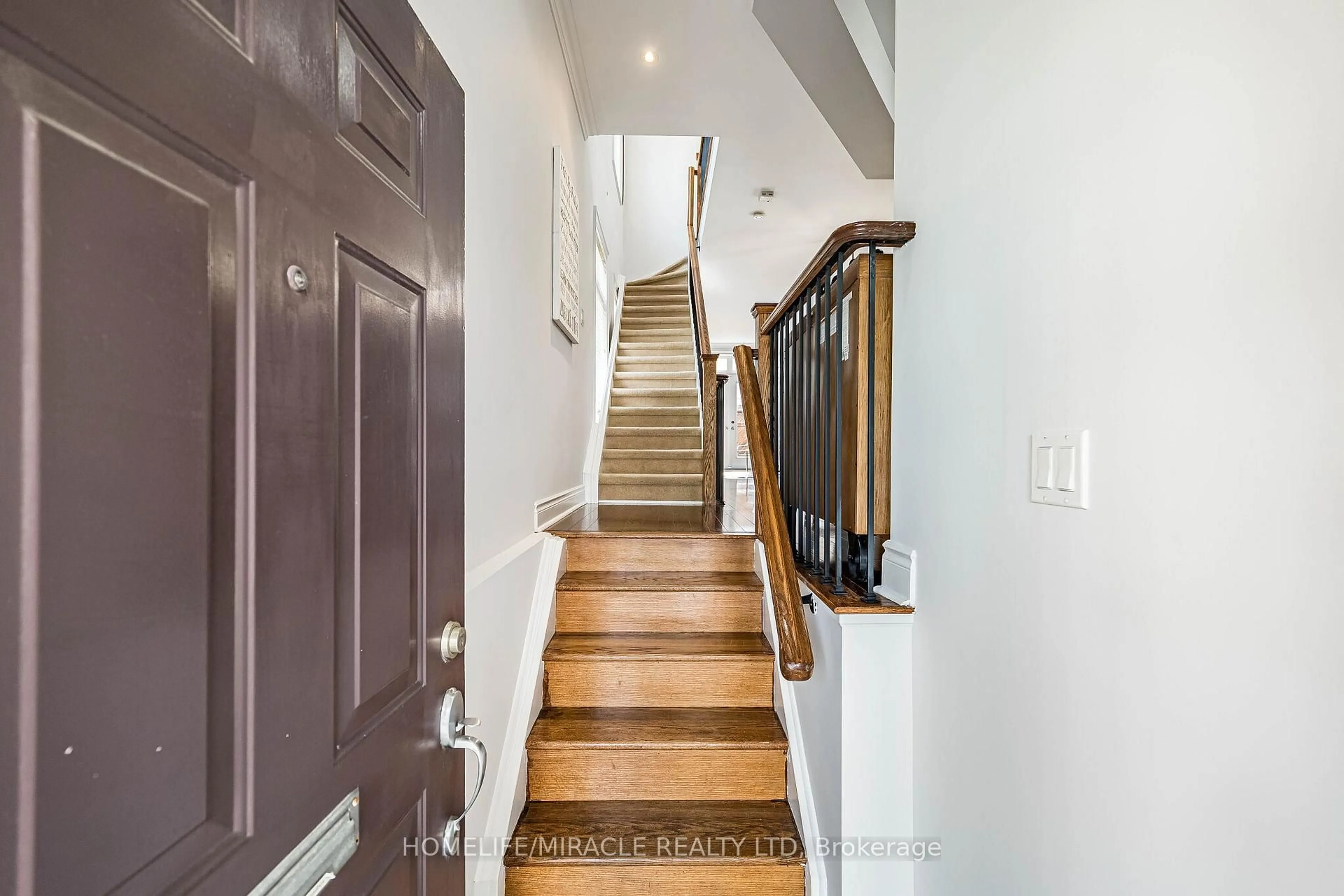 Indoor foyer for 265 Van Dusen Blvd #1, Toronto Ontario M8Z 3J2
