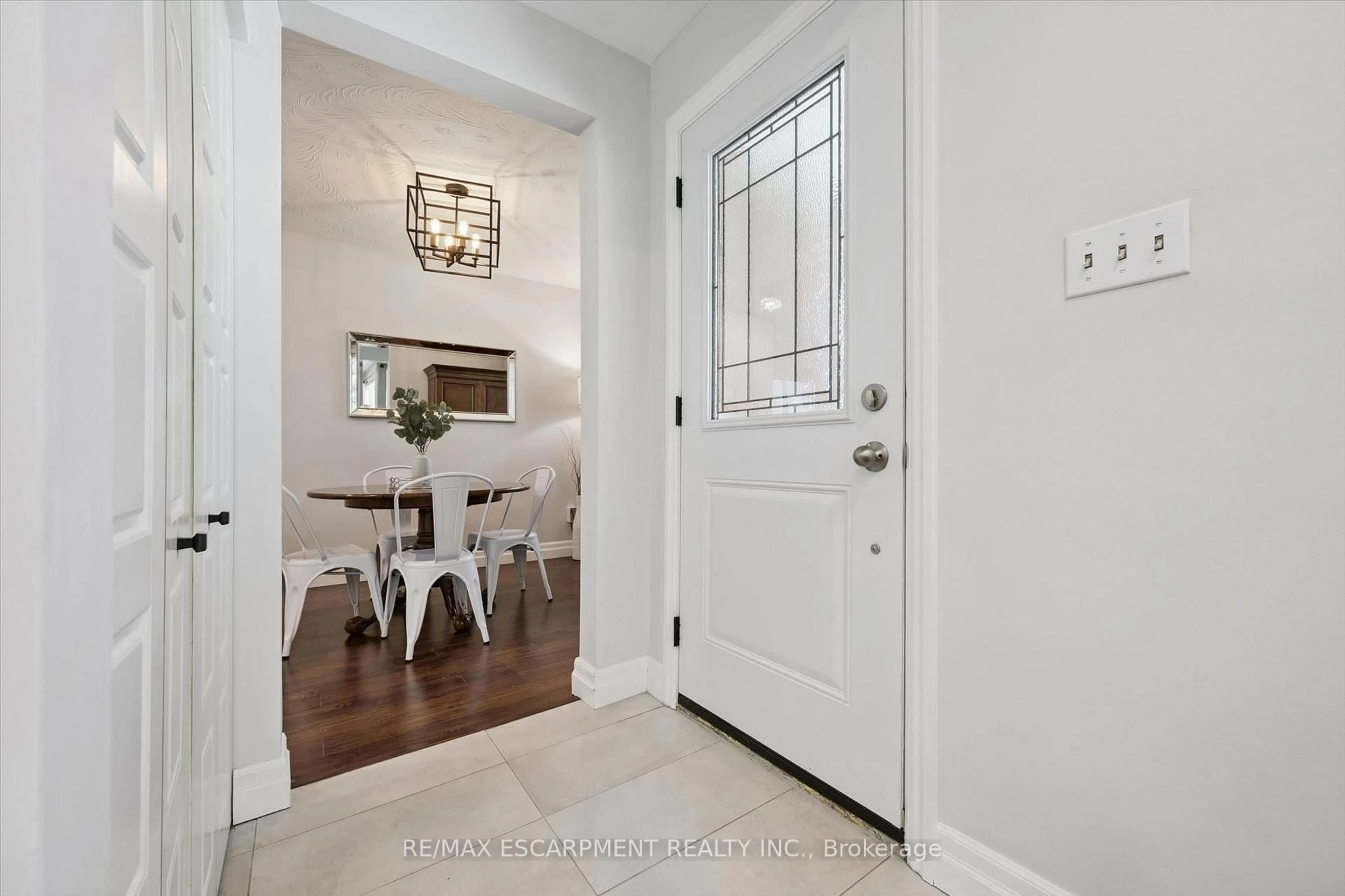 Indoor entryway for 1298 Rosemary Cres, Burlington Ontario L7P 2P4