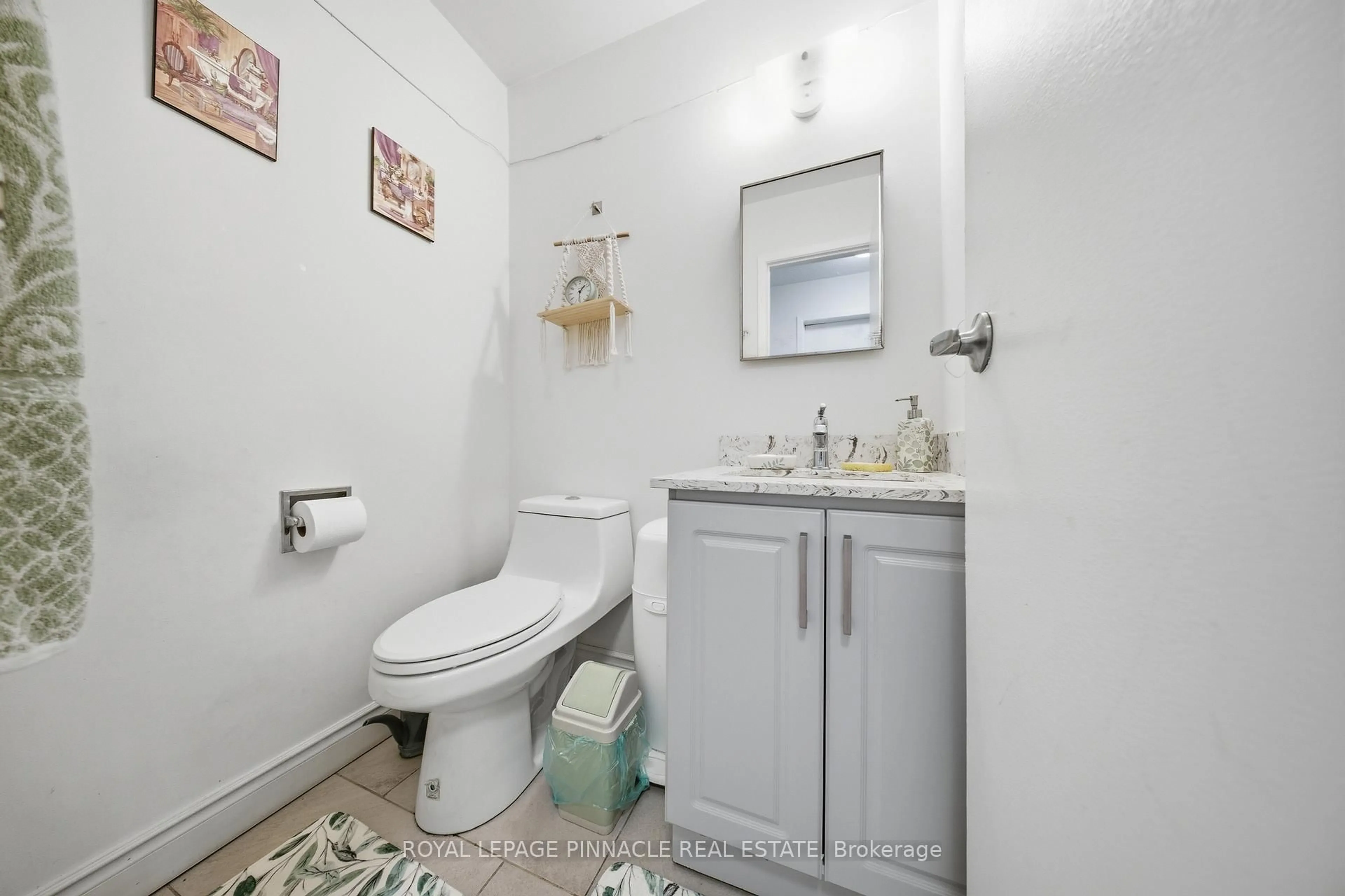 Standard bathroom, ceramic/tile floor for 6240 Montevideo Rd #19, Mississauga Ontario L5N 2N7