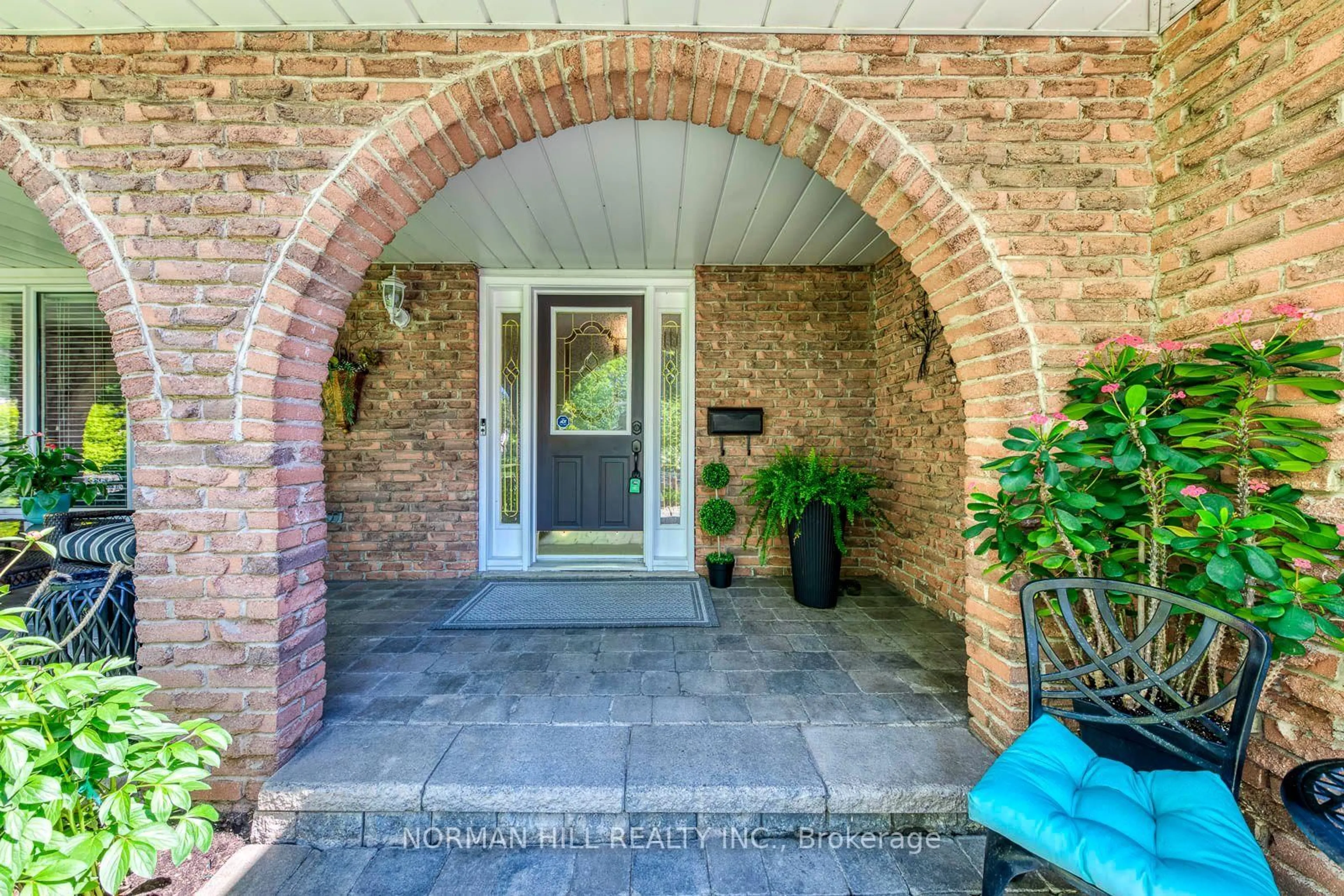 Indoor entryway for 2491 Woburn Cres, Oakville Ontario L6L 5E8