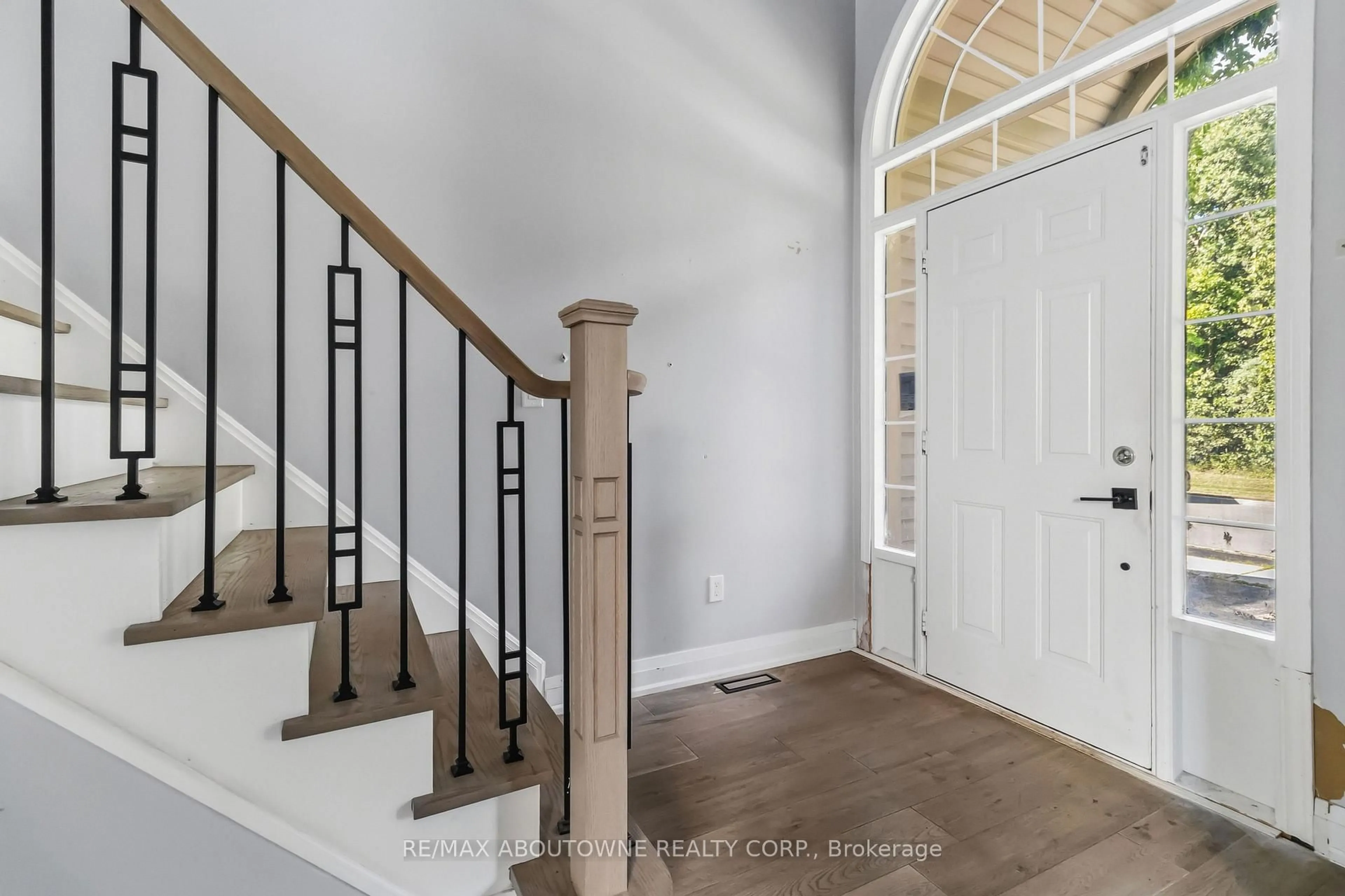 Indoor entryway for 930 Lancaster Blvd, Milton Ontario L9T 6A4