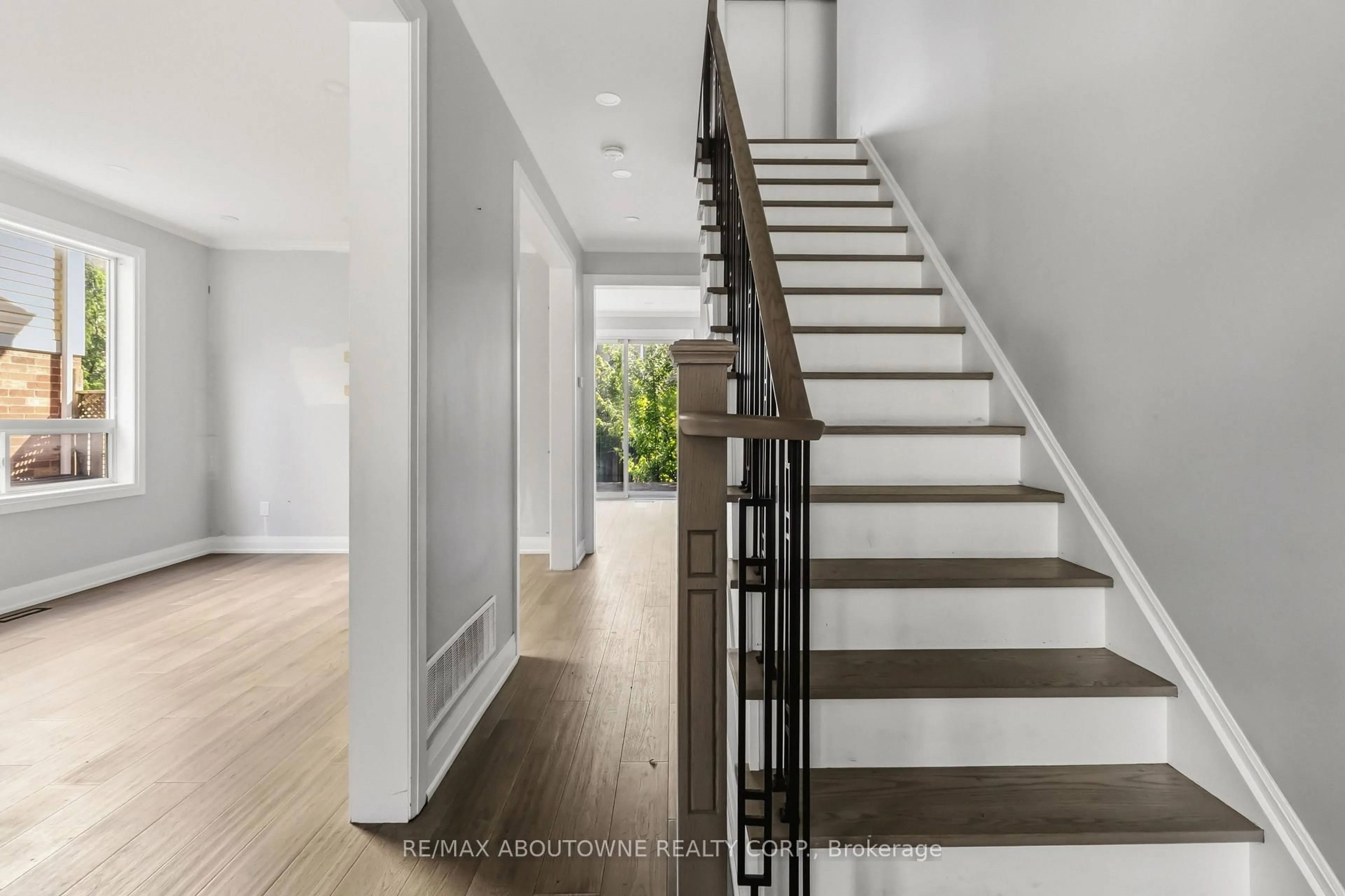 Stairs for 930 Lancaster Blvd, Milton Ontario L9T 6A4