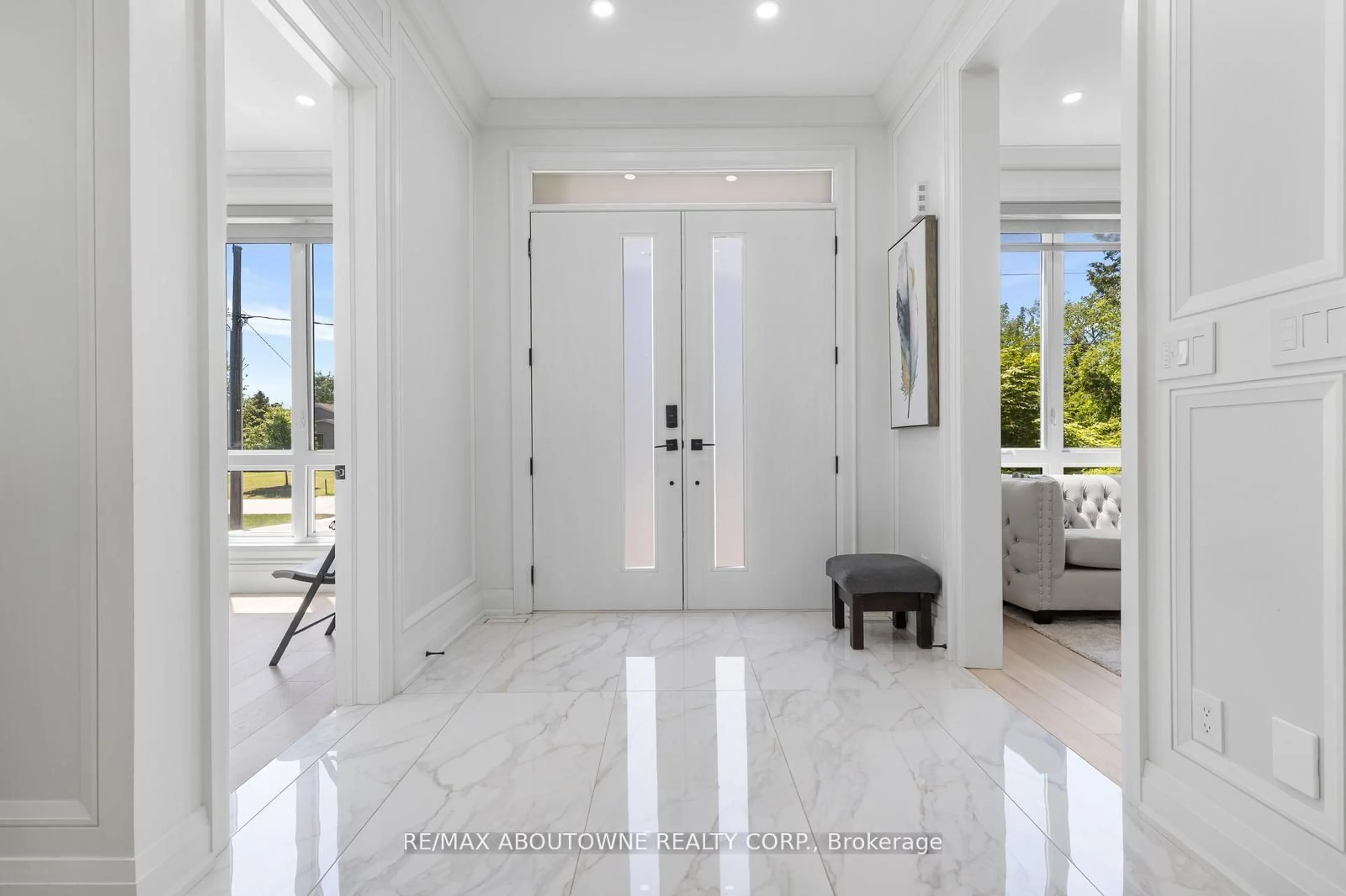 Indoor entryway for 455 Samford Pl, Oakville Ontario L6L 4E7