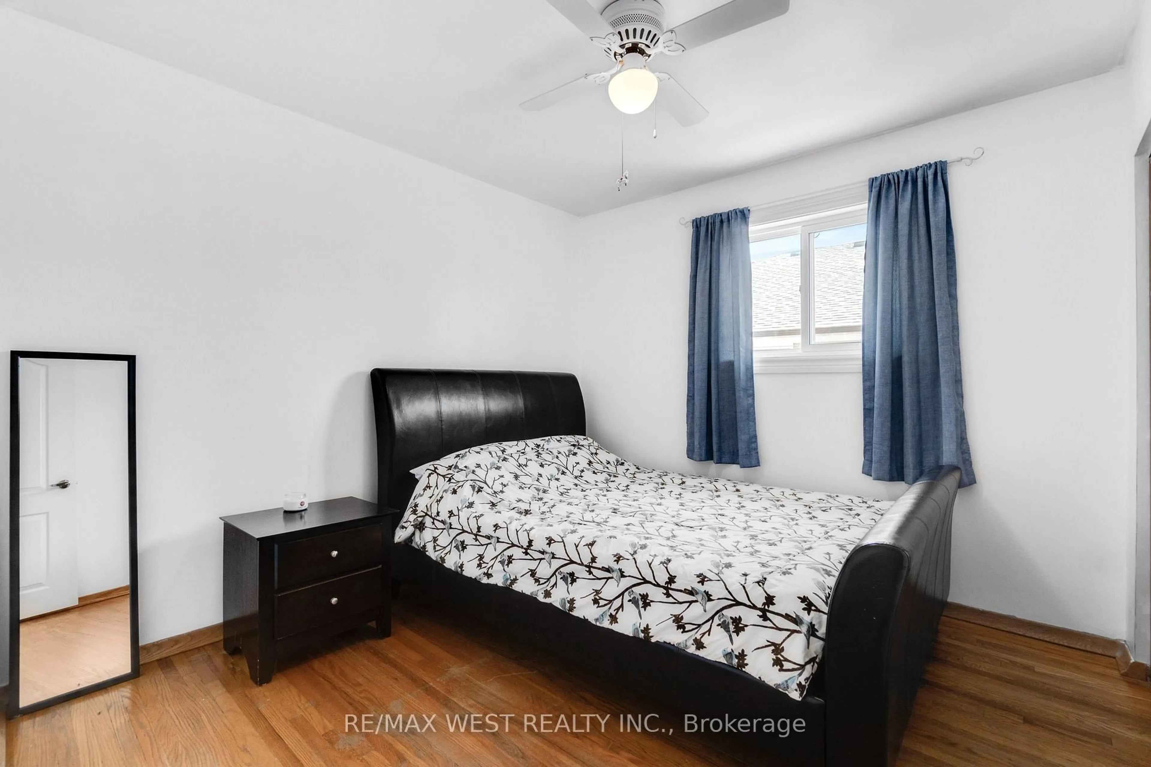 Bedroom with bed, unknown for 246 Verobeach Blvd, Toronto Ontario M9M 1R6